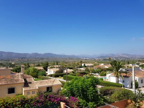 VILLA DE 4 DORMITORIOS EN ZONA MONTGO