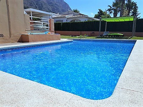 VILLA DE 4 DORMITORIOS EN ZONA MONTGO