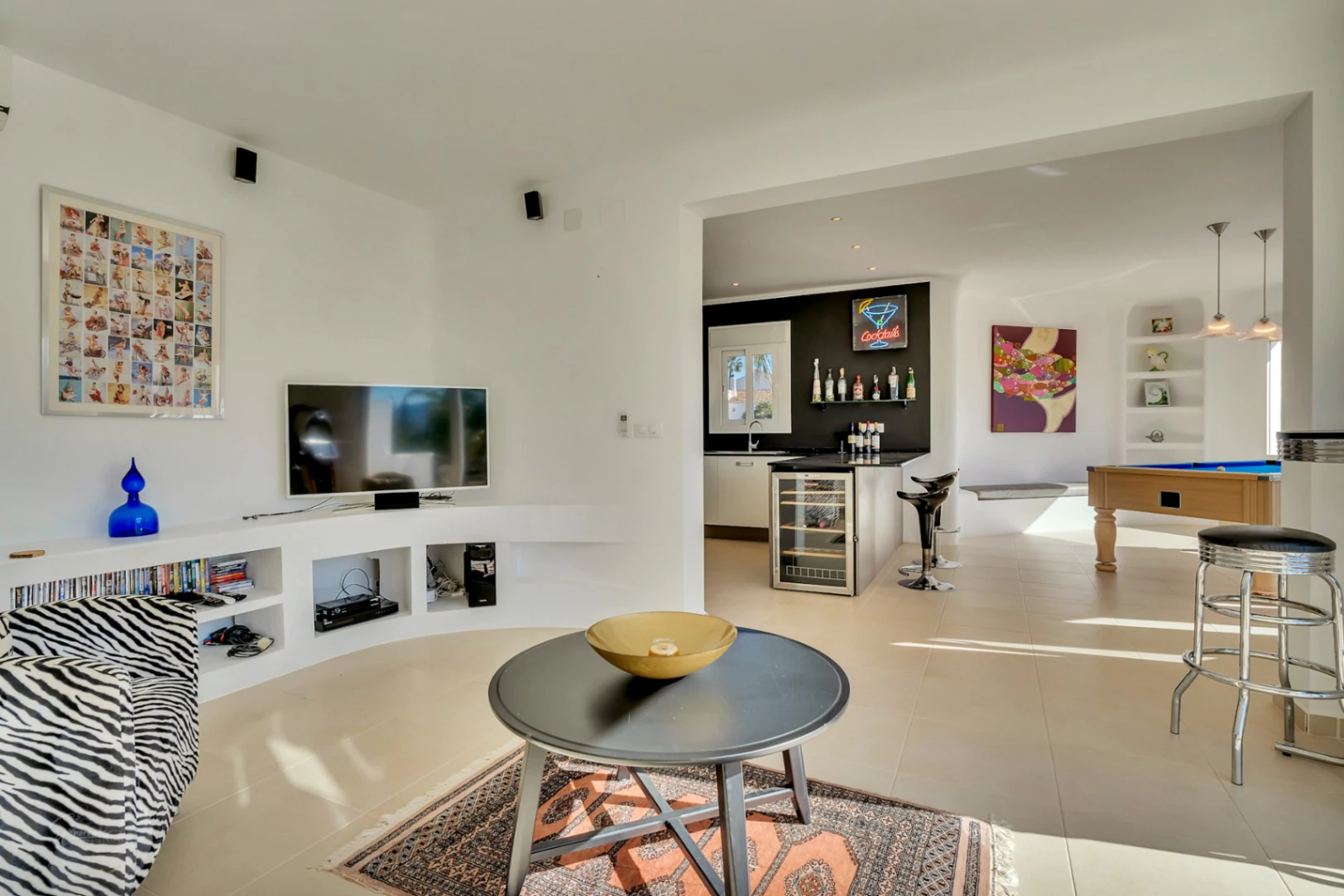 Atemberaubende Villa im Ibiza-Stil mit Tennisplatz und Blick auf den Montgó in Javea