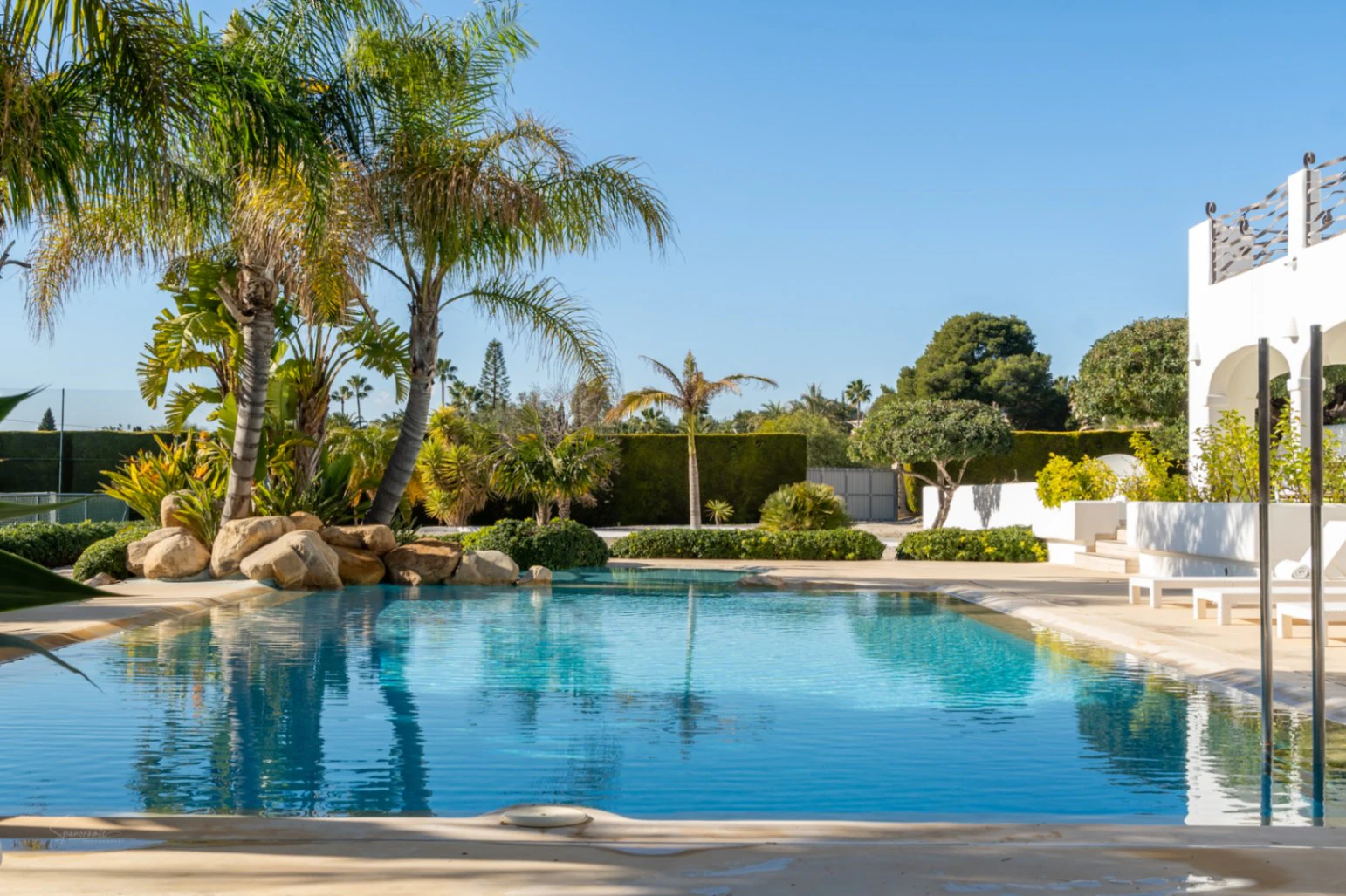 Atemberaubende Villa im Ibiza-Stil mit Tennisplatz und Blick auf den Montgó in Javea