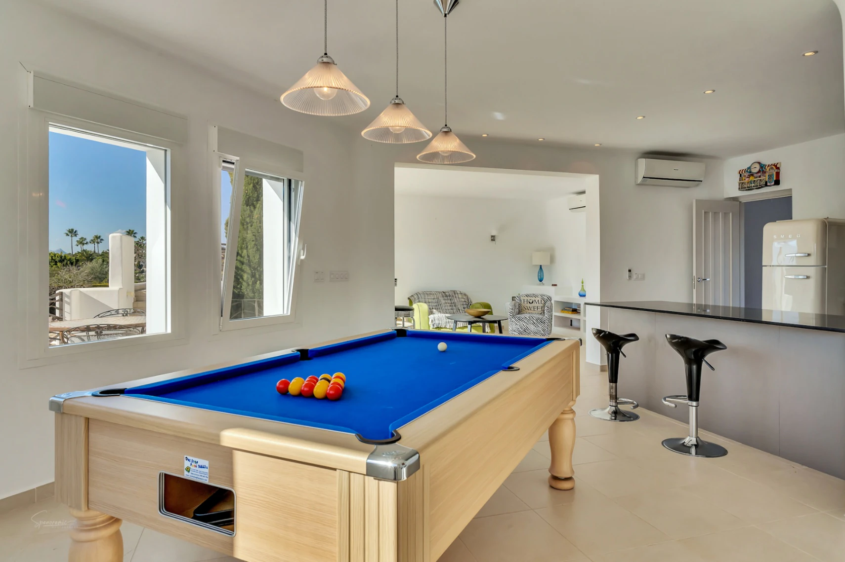Atemberaubende Villa im Ibiza-Stil mit Tennisplatz und Blick auf den Montgó in Javea