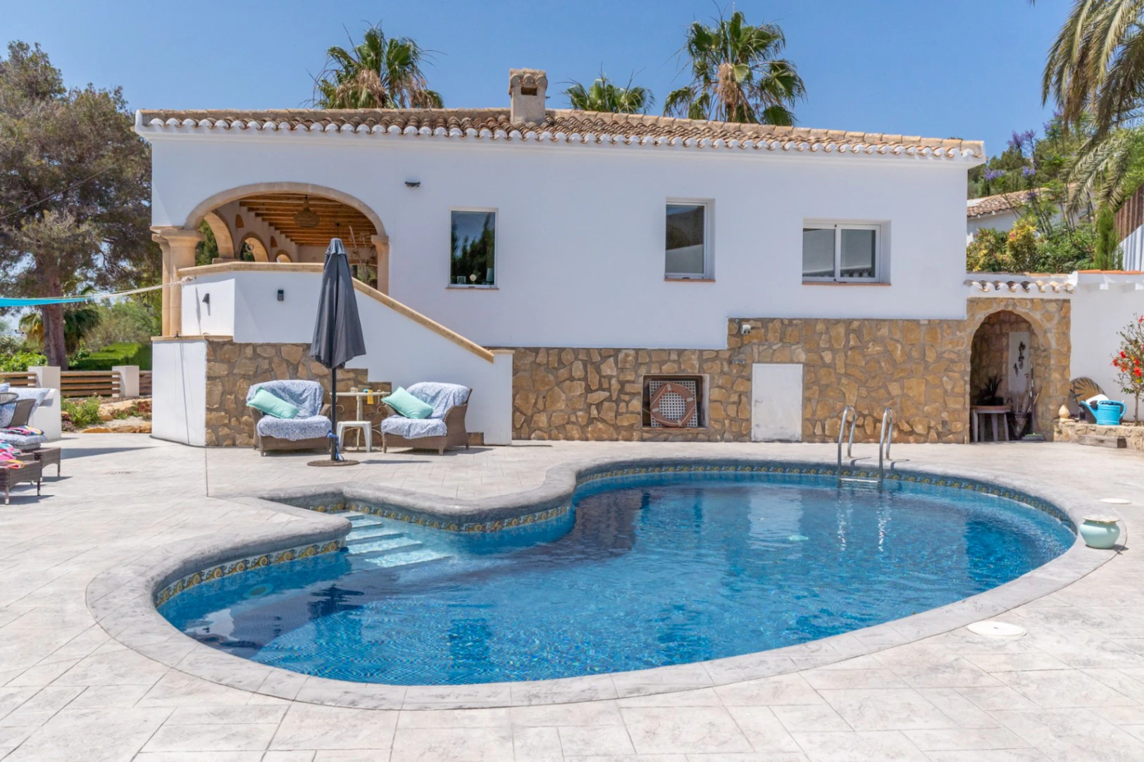 Elegante villa completamente renovada con vistas impresionantes en Rafalet, Jávea