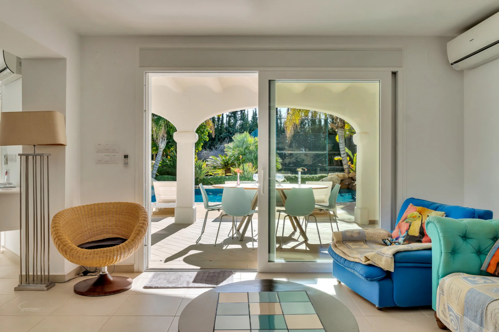 Atemberaubende Villa im Ibiza-Stil mit Tennisplatz und Blick auf den Montgó in Javea