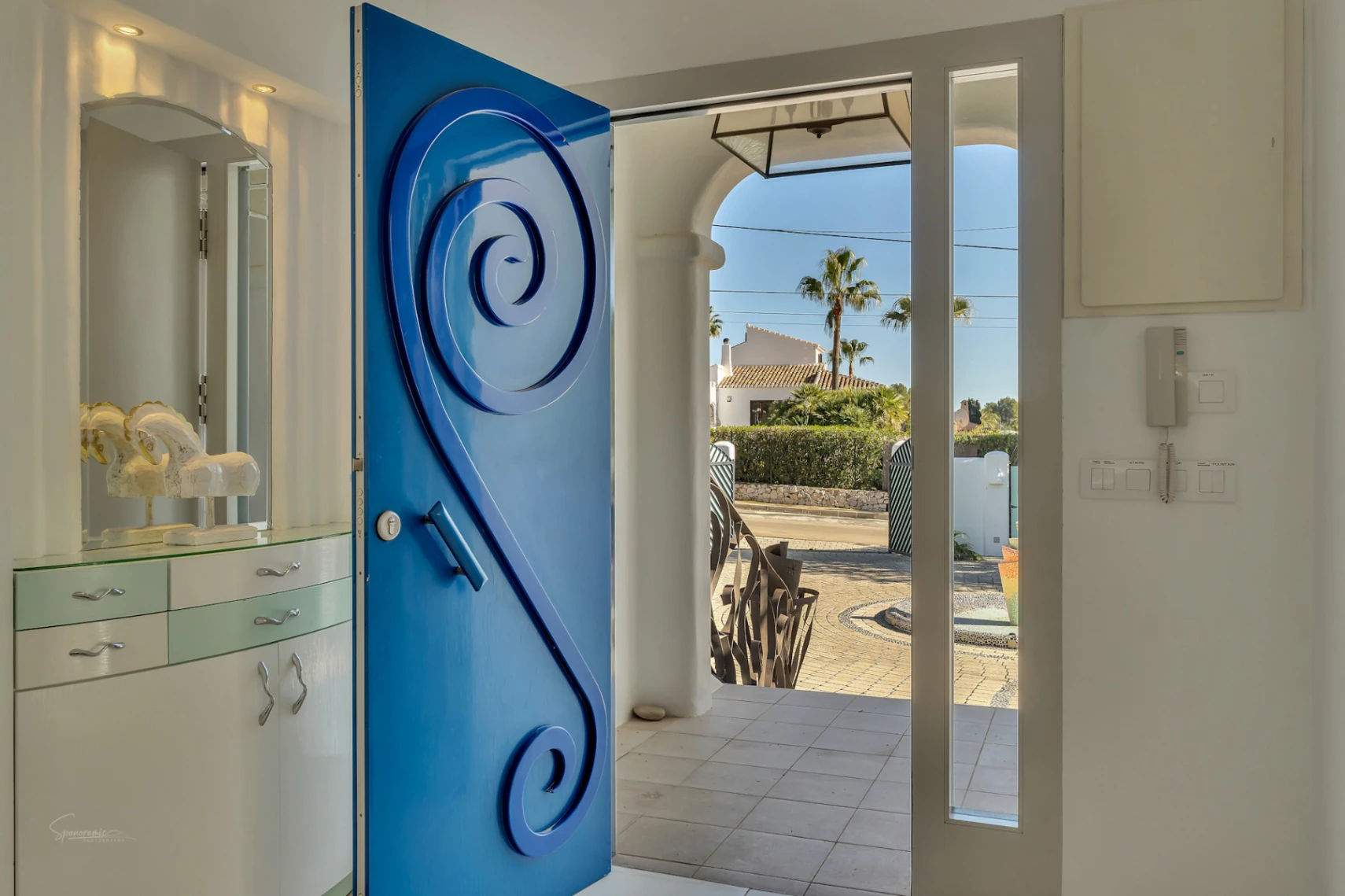Atemberaubende Villa im Ibiza-Stil mit Tennisplatz und Blick auf den Montgó in Javea