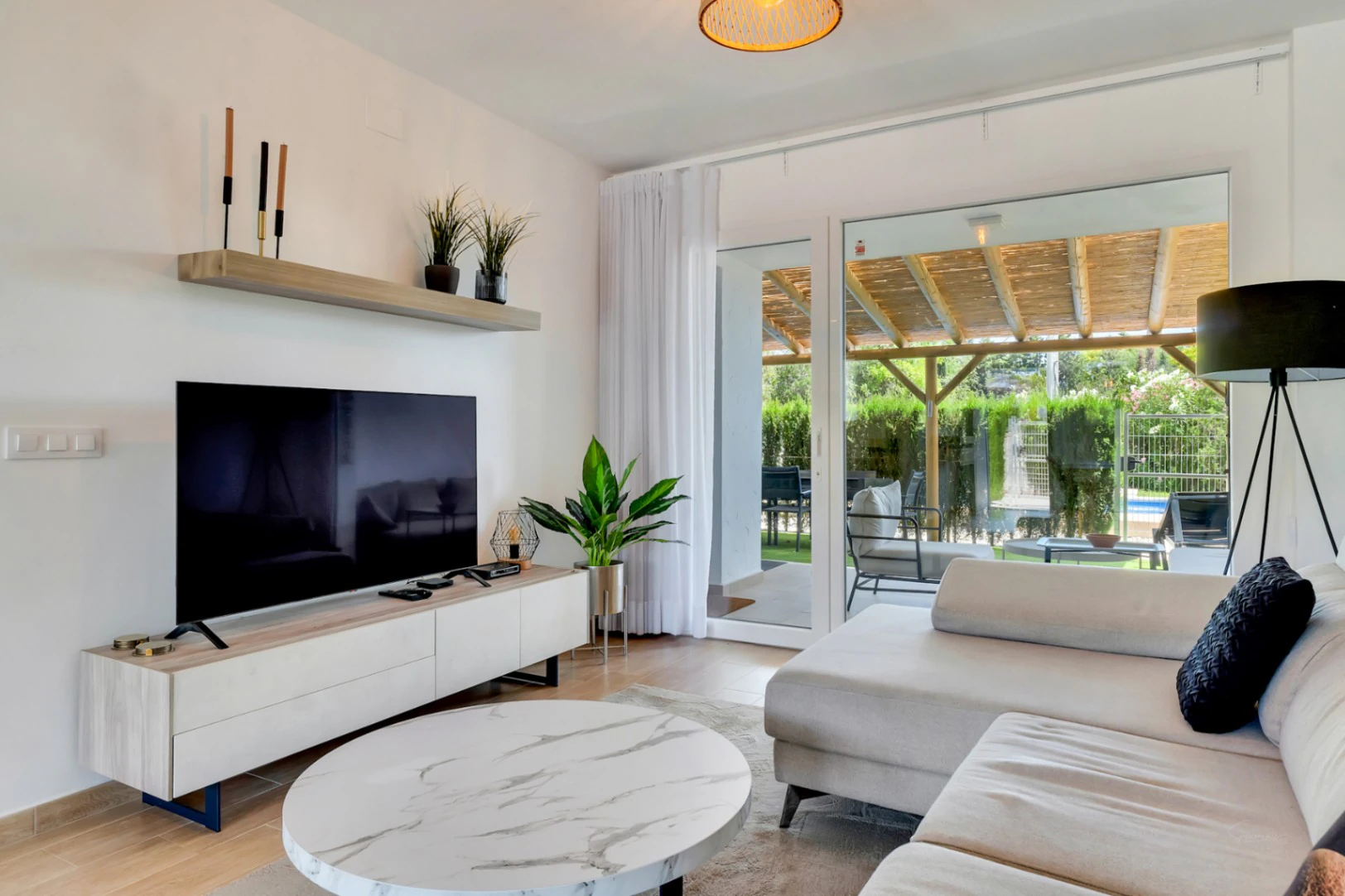 Modernes Reihenhaus mit 4 Schlafzimmern, privatem Garten, Pool und Parkplatz in der Nähe der Altstadt von Jávea.