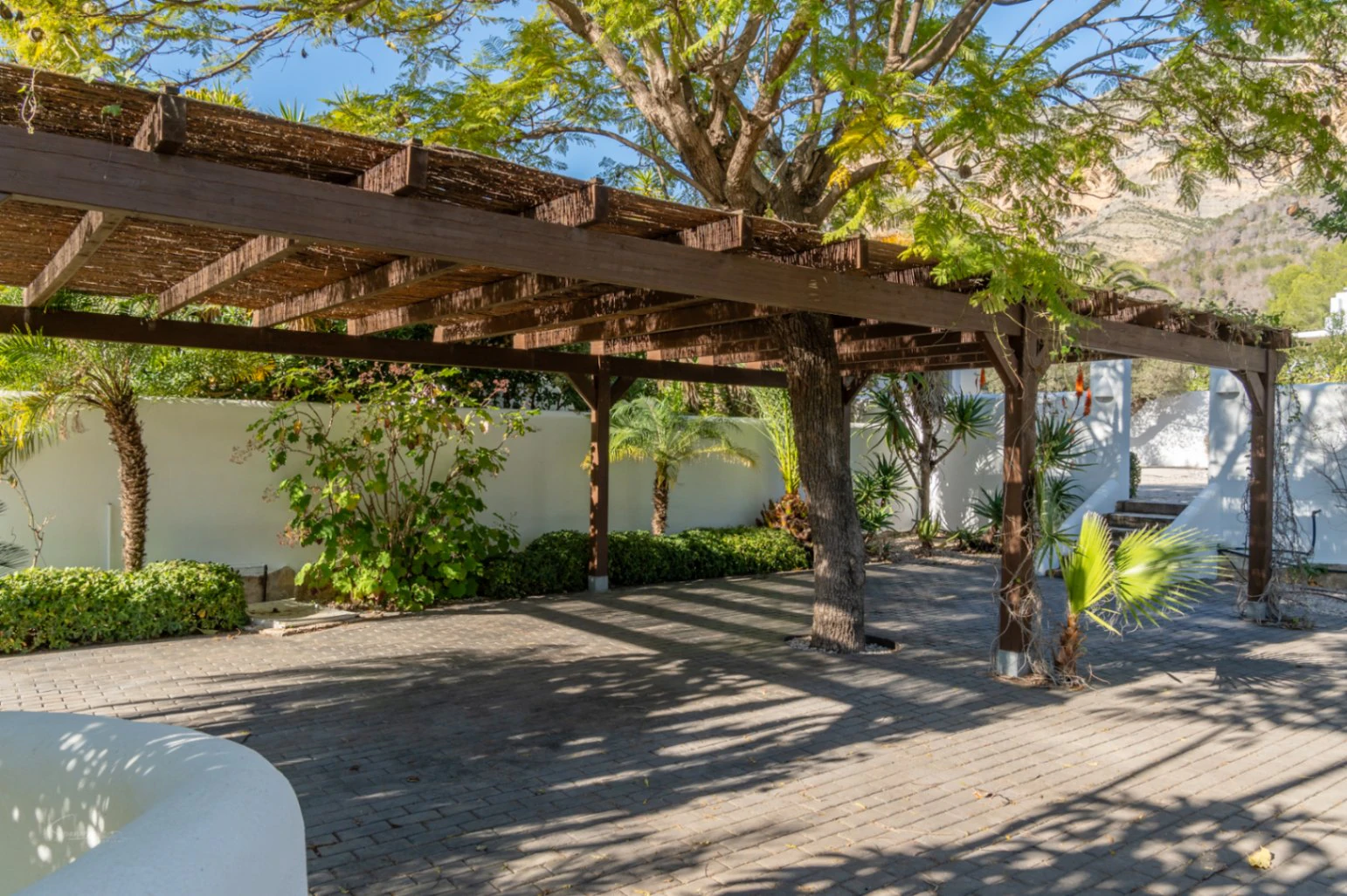 Atemberaubende Villa im Ibiza-Stil mit Tennisplatz und Blick auf den Montgó in Javea
