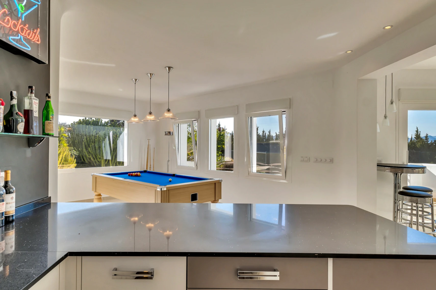 Atemberaubende Villa im Ibiza-Stil mit Tennisplatz und Blick auf den Montgó in Javea