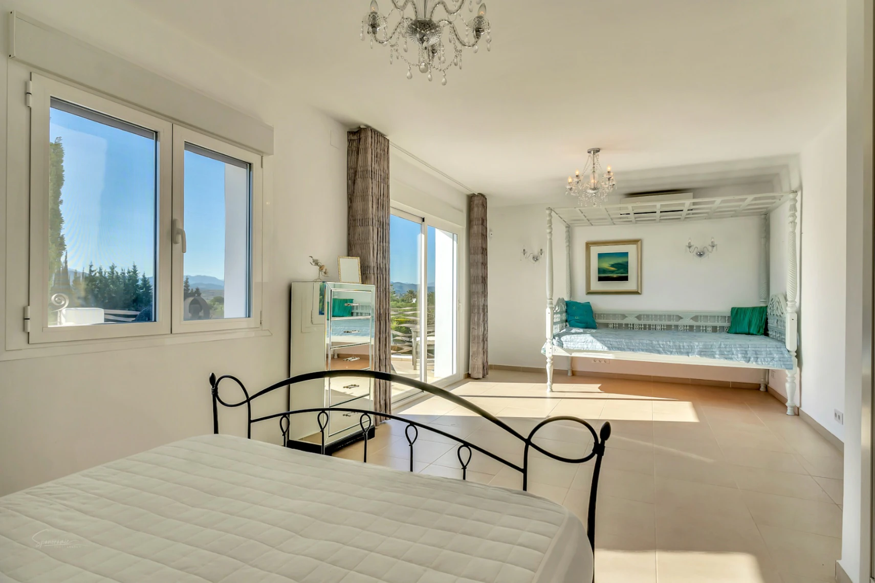 Atemberaubende Villa im Ibiza-Stil mit Tennisplatz und Blick auf den Montgó in Javea