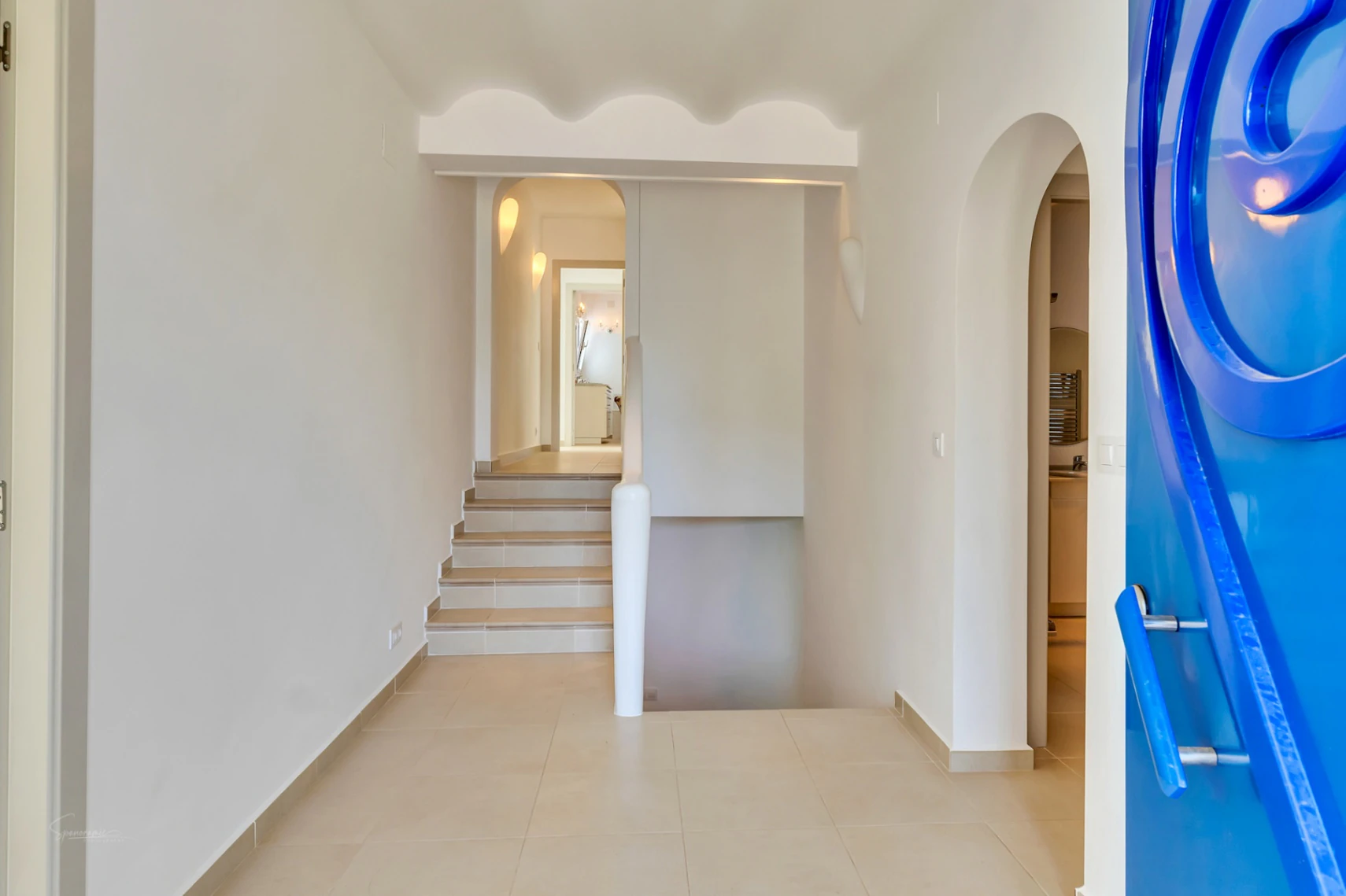 Atemberaubende Villa im Ibiza-Stil mit Tennisplatz und Blick auf den Montgó in Javea
