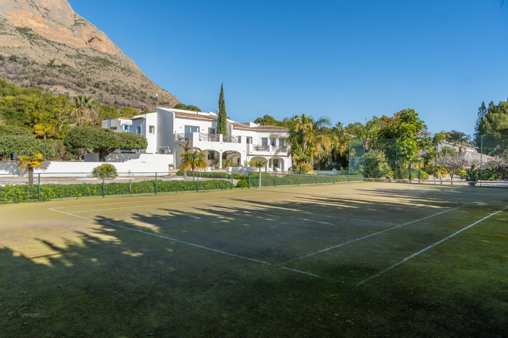 Atemberaubende Villa im Ibiza-Stil mit Tennisplatz und Blick auf den Montgó in Javea