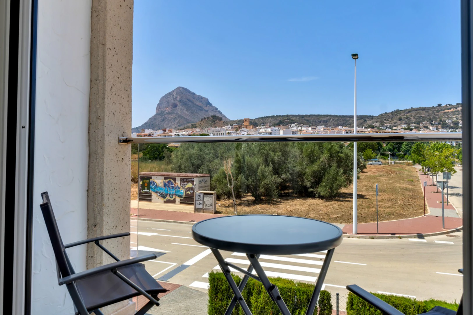 Modernes Reihenhaus mit 4 Schlafzimmern, privatem Garten, Pool und Parkplatz in der Nähe der Altstadt von Jávea.