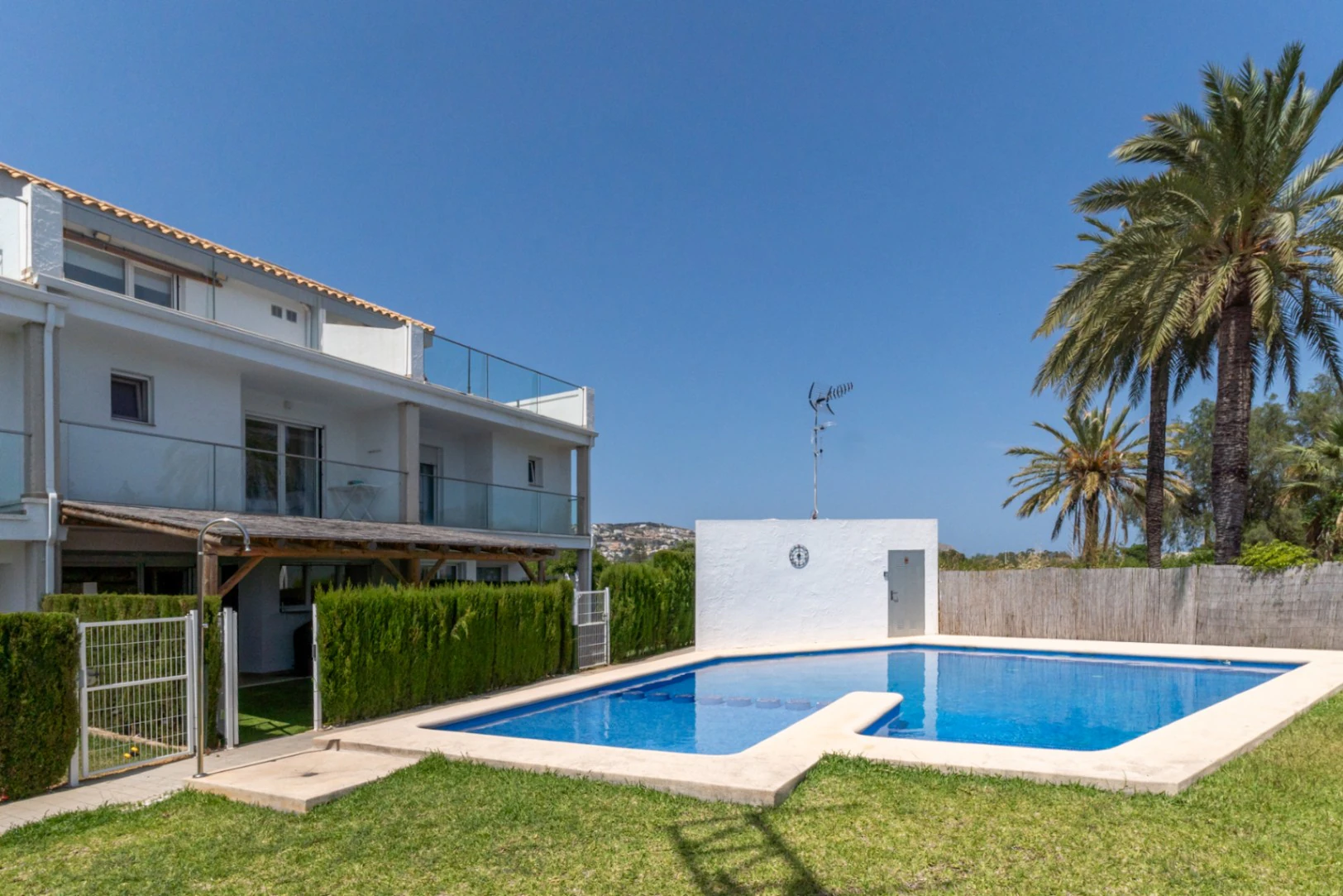 Modernes Reihenhaus mit 4 Schlafzimmern, privatem Garten, Pool und Parkplatz in der Nähe der Altstadt von Jávea.