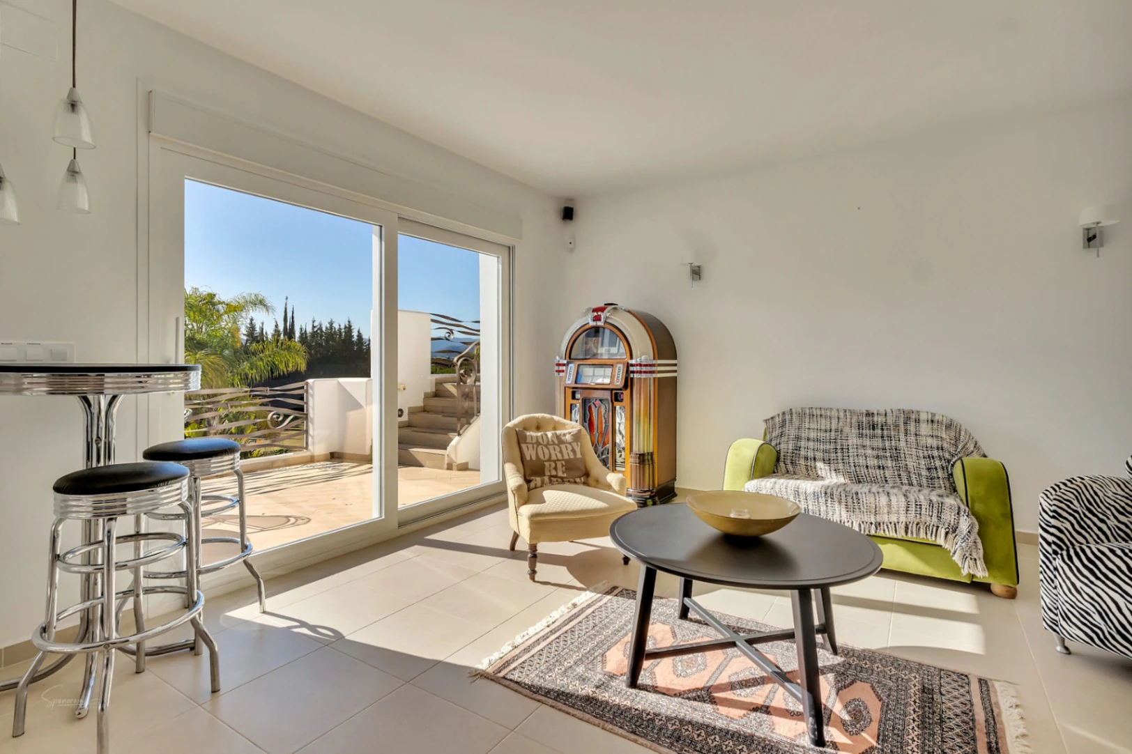 Atemberaubende Villa im Ibiza-Stil mit Tennisplatz und Blick auf den Montgó in Javea