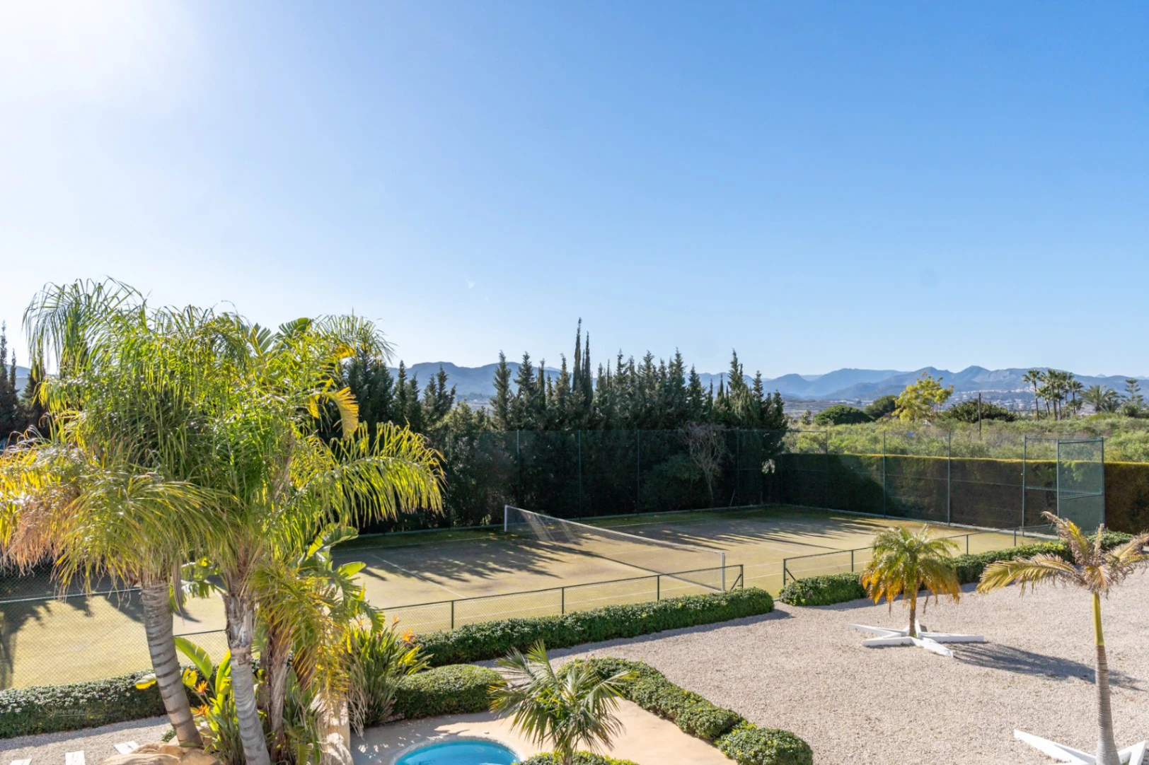 Atemberaubende Villa im Ibiza-Stil mit Tennisplatz und Blick auf den Montgó in Javea