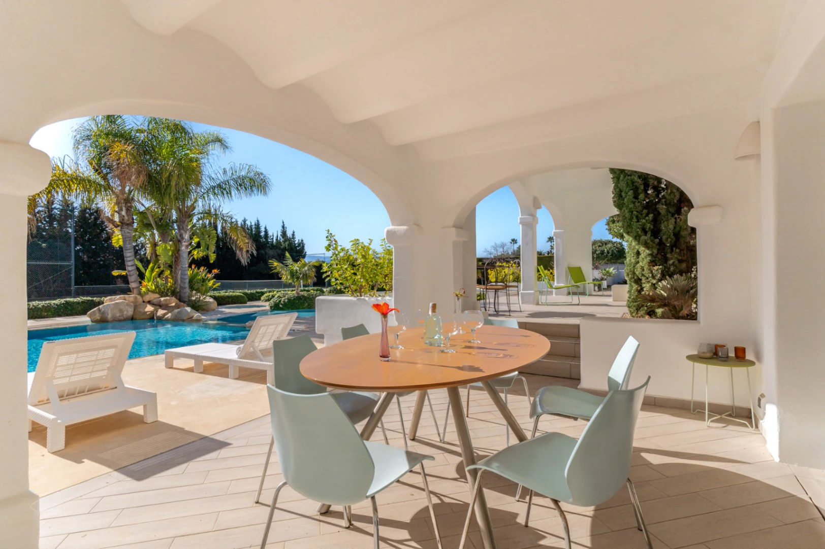 Atemberaubende Villa im Ibiza-Stil mit Tennisplatz und Blick auf den Montgó in Javea