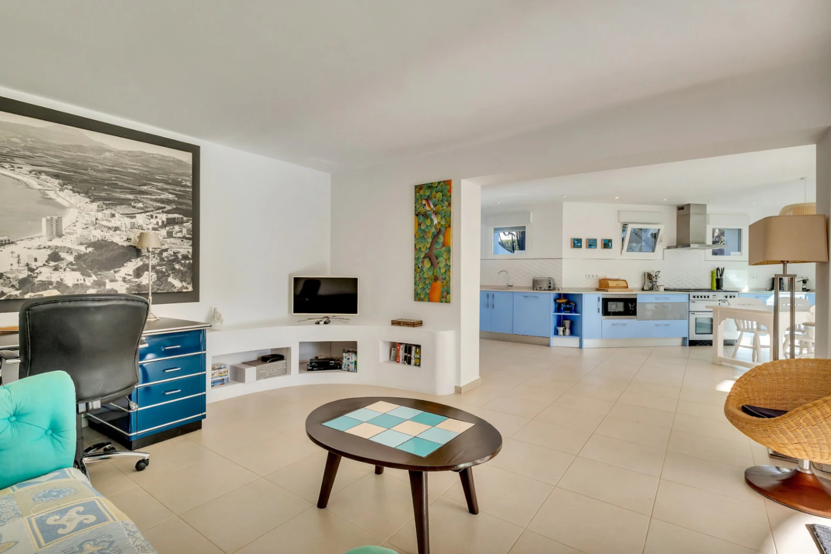 Atemberaubende Villa im Ibiza-Stil mit Tennisplatz und Blick auf den Montgó in Javea