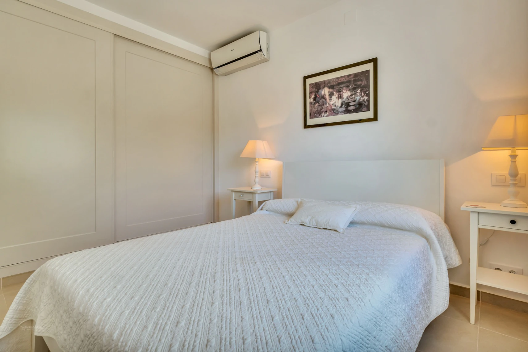 Atemberaubende Villa im Ibiza-Stil mit Tennisplatz und Blick auf den Montgó in Javea