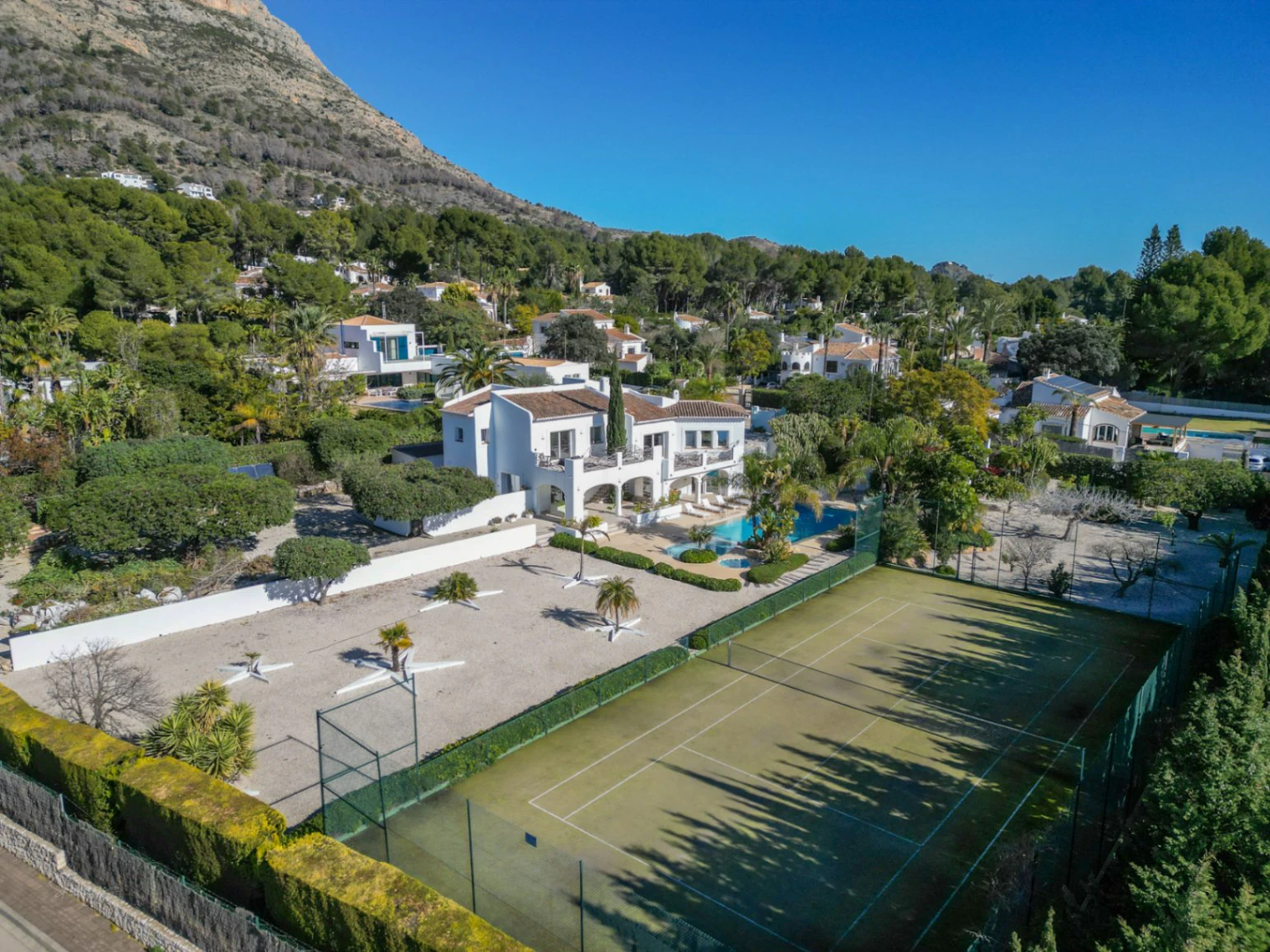 Atemberaubende Villa im Ibiza-Stil mit Tennisplatz und Blick auf den Montgó in Javea