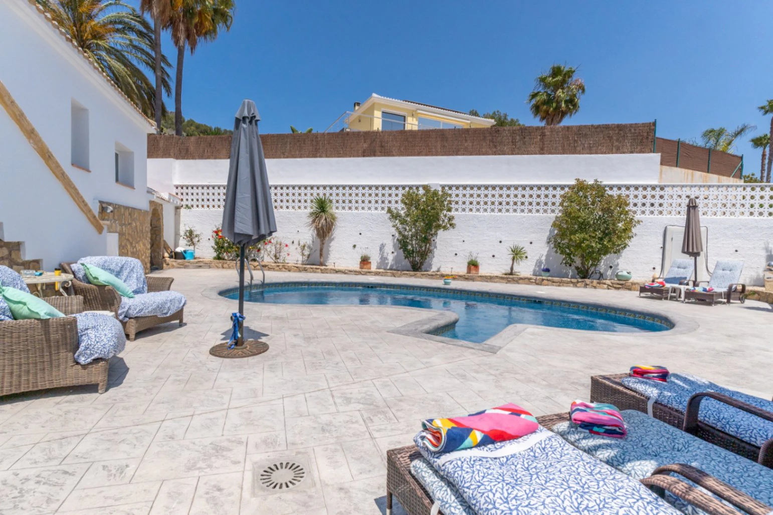 Elegante villa completamente renovada con vistas impresionantes en Rafalet, Jávea