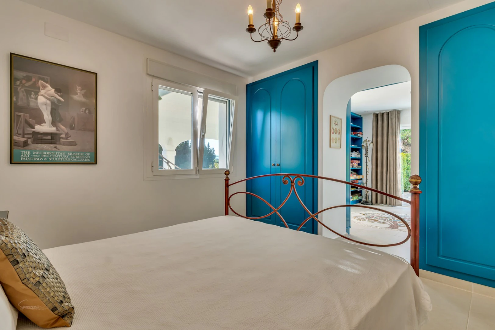Atemberaubende Villa im Ibiza-Stil mit Tennisplatz und Blick auf den Montgó in Javea
