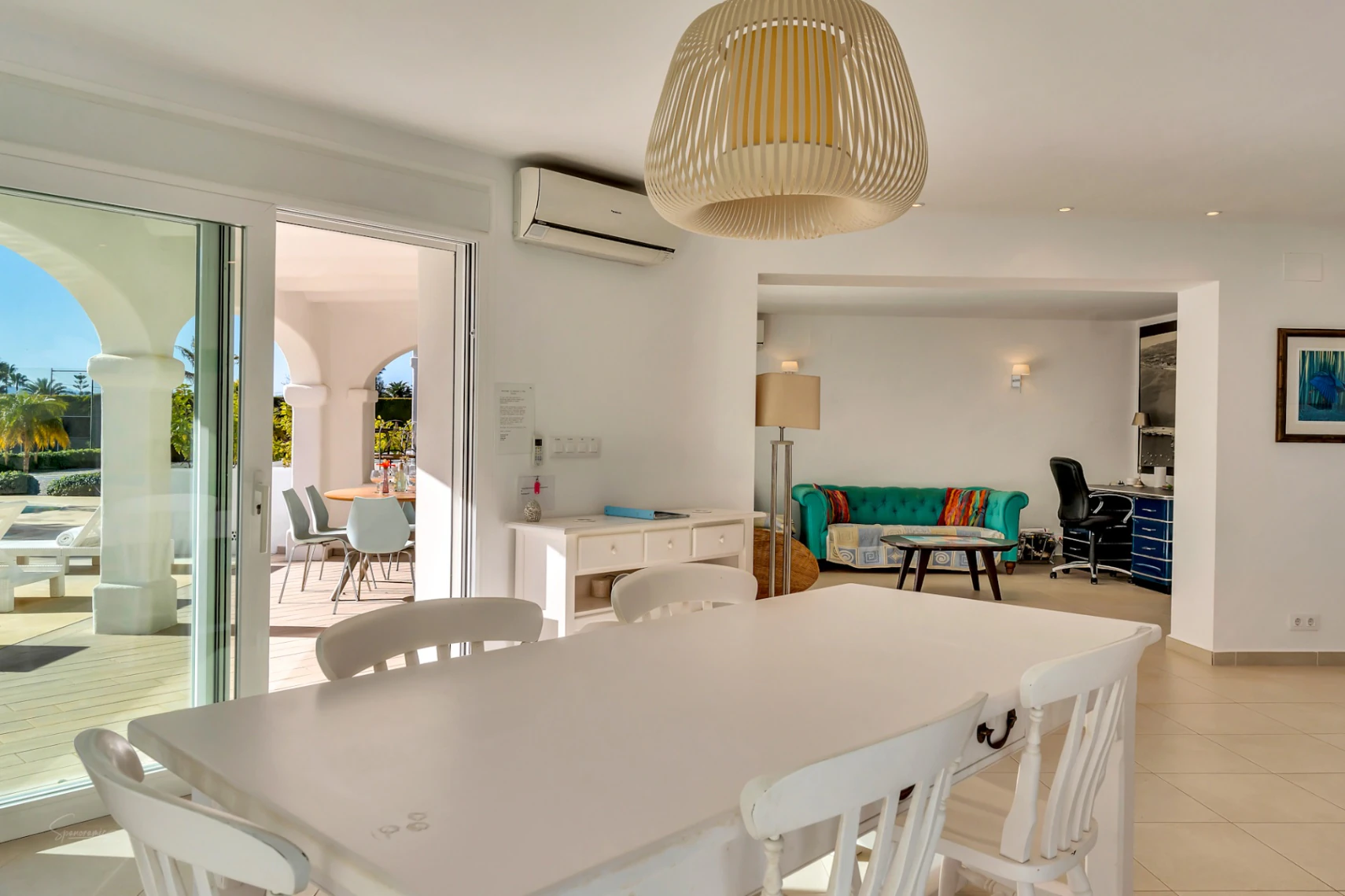 Atemberaubende Villa im Ibiza-Stil mit Tennisplatz und Blick auf den Montgó in Javea
