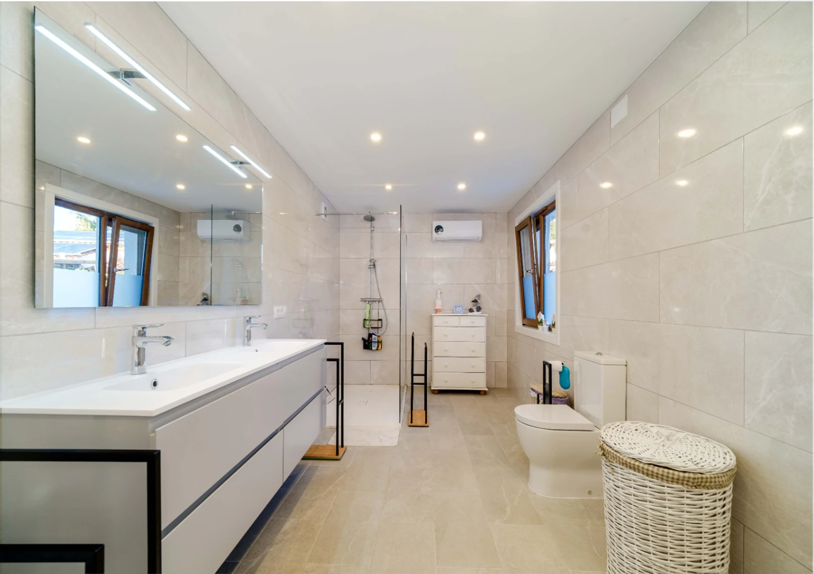 VILLA DE 4 DORMITORIOS EN VENTA EN JAVEA