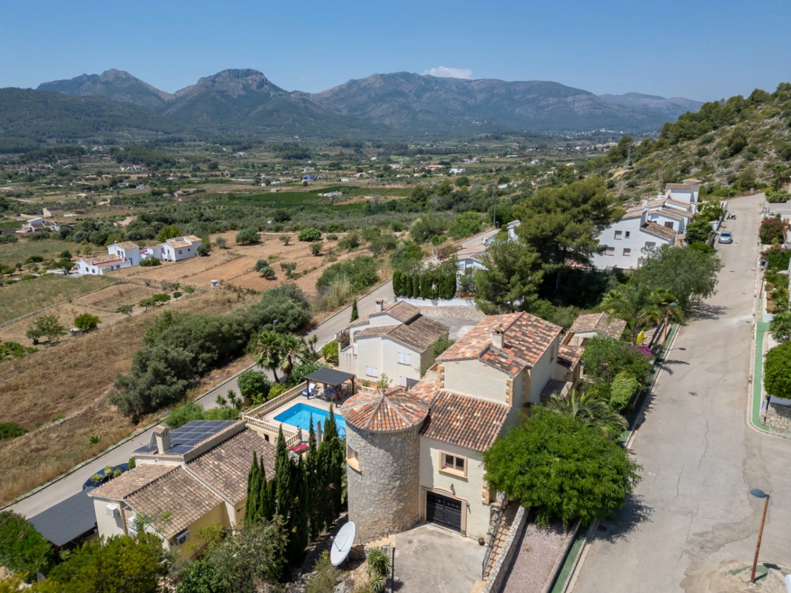 Villa for sale in Jalon: Unique, very private