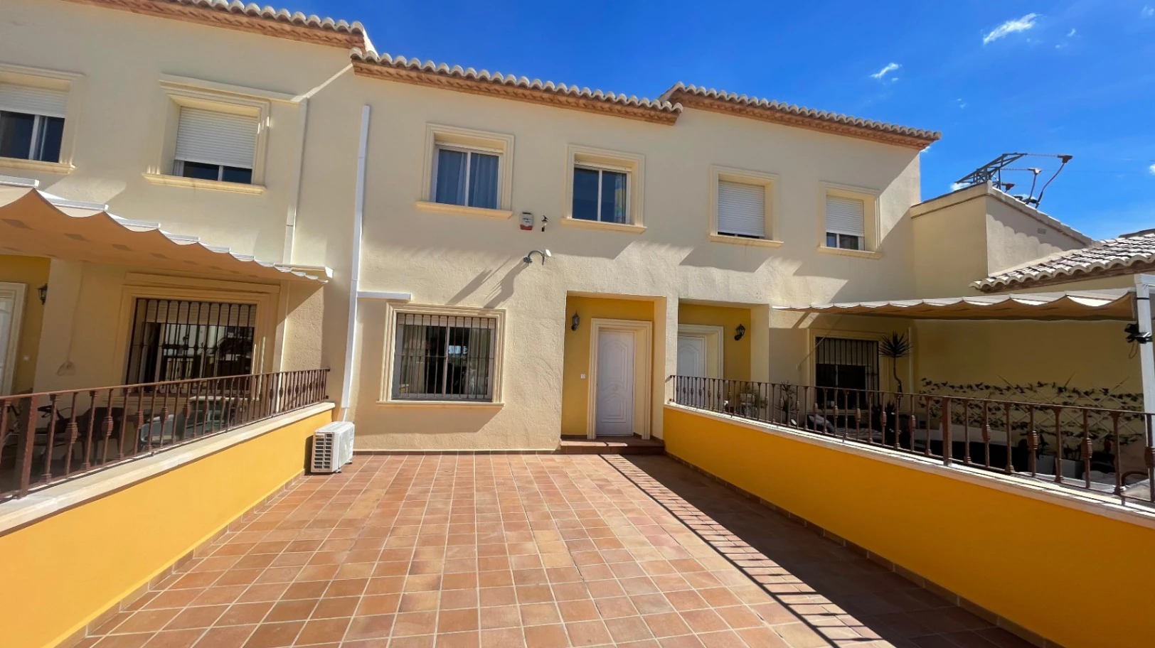 Townhouse for sale in Alcalali: Modern & spacious