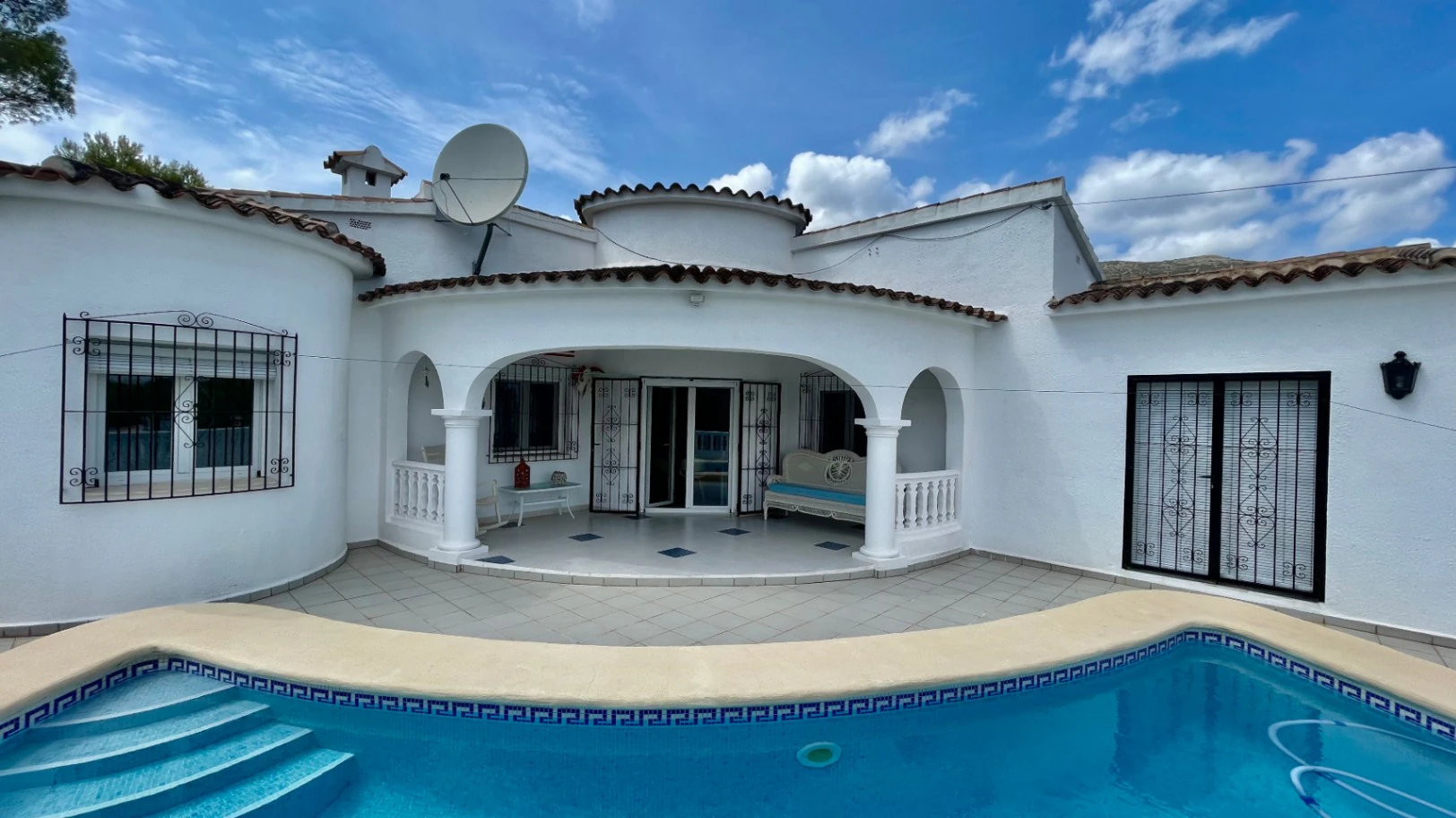 Villa for sale in Jalon: Immaculate, south-facing