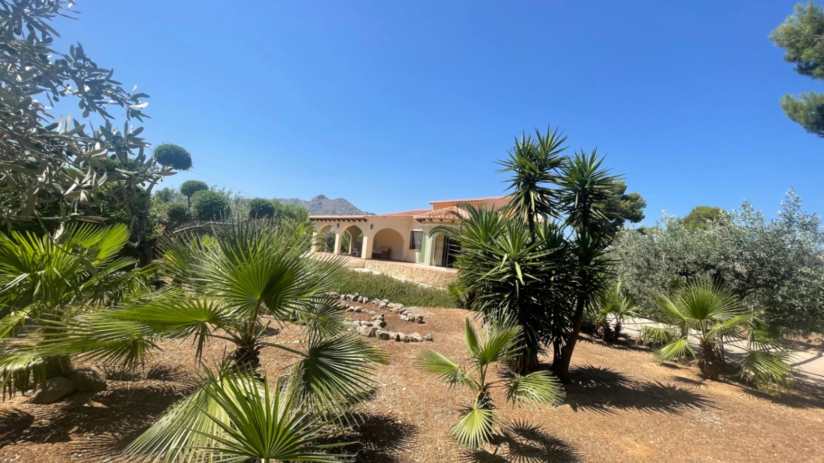 For sale in Parcent: Villa on a flat plot of 1346m2
