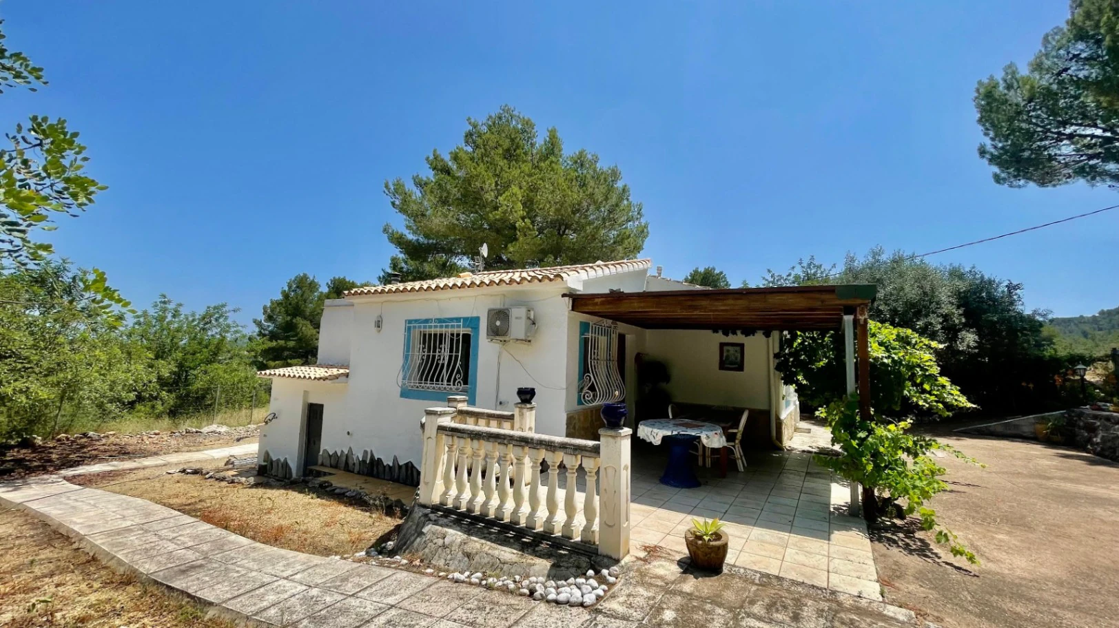 Country house for sale in Parcent: large plot, tranquil escape