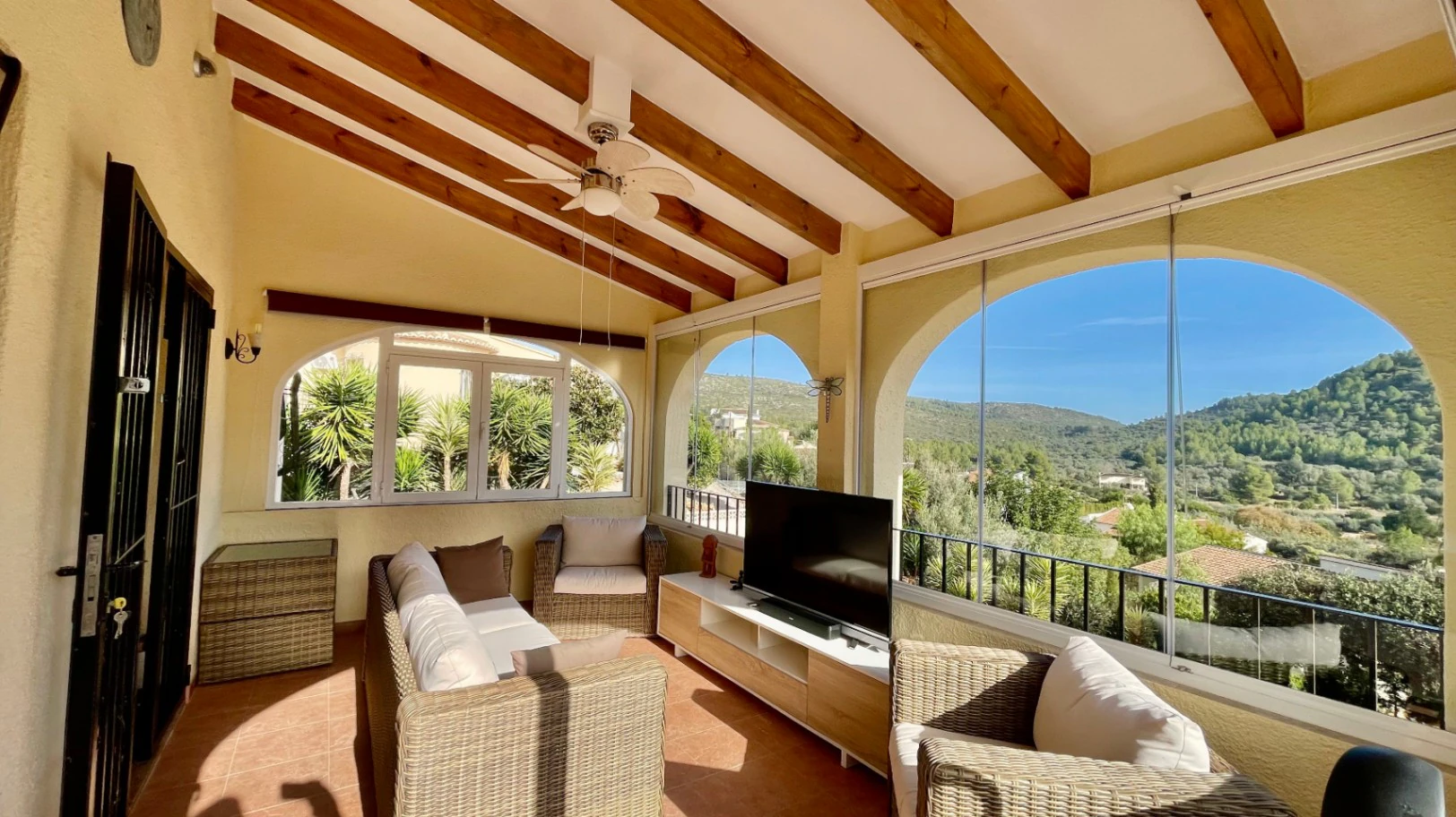 Villa for sale in Alcalali: Fabulous mountain views, excellent privacy