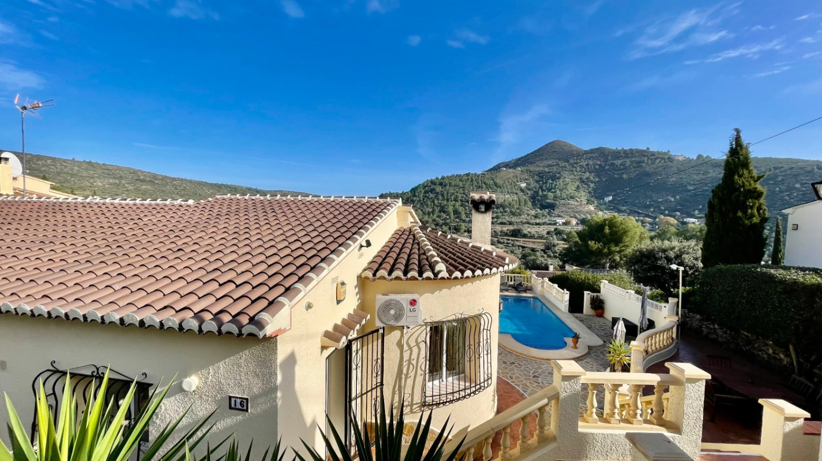 Villa for sale in Alcalali: Fabulous mountain views, excellent privacy