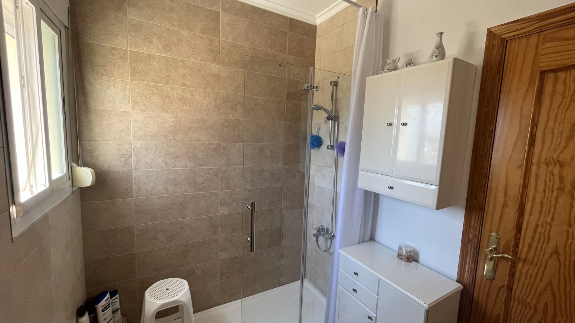 Modern, semi-detached, excellent location
