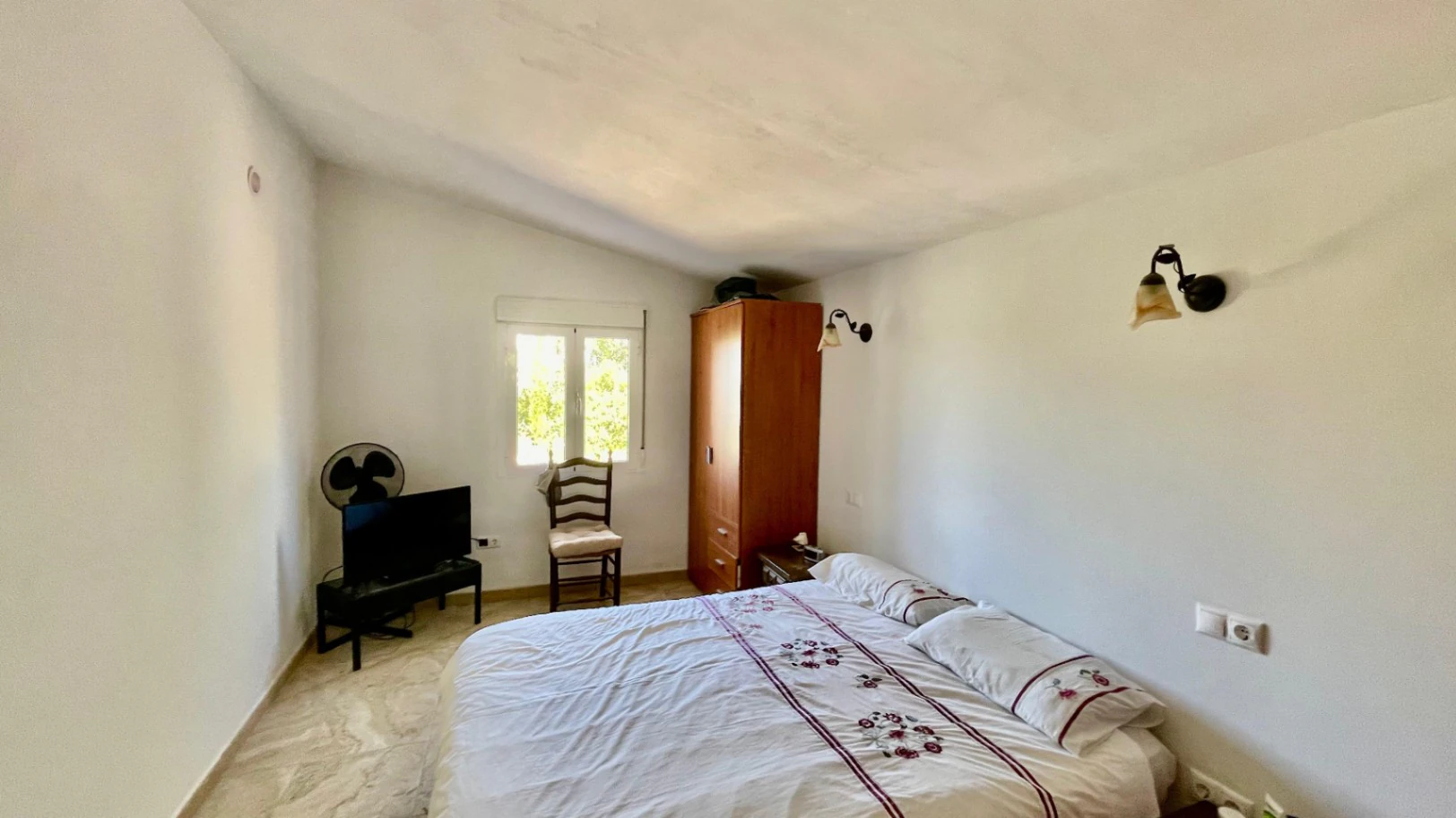 Villa for sale in Orba: Panoramic views, separate guest apartment