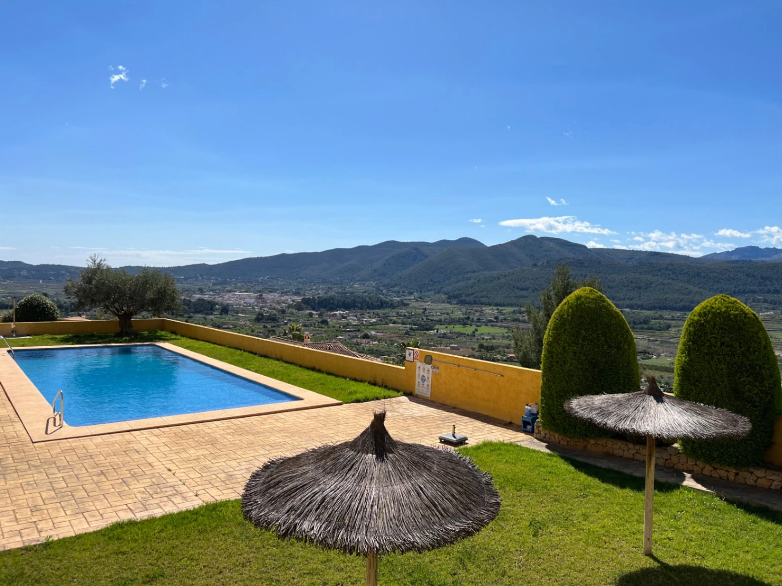 Modern townhouse for sale in Jalon: luxurious, stylish