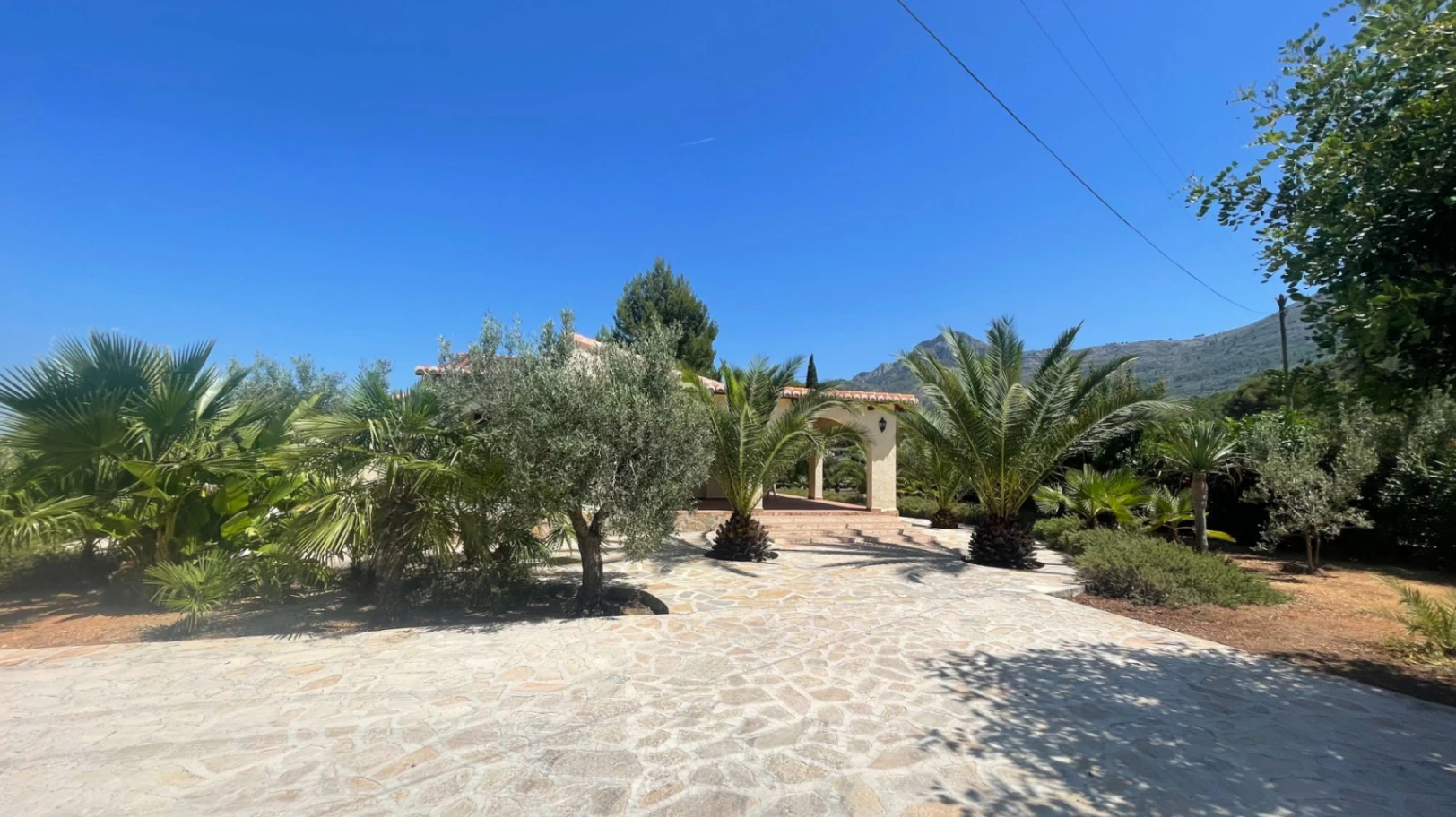 For sale in Parcent: Villa on a flat plot of 1346m2