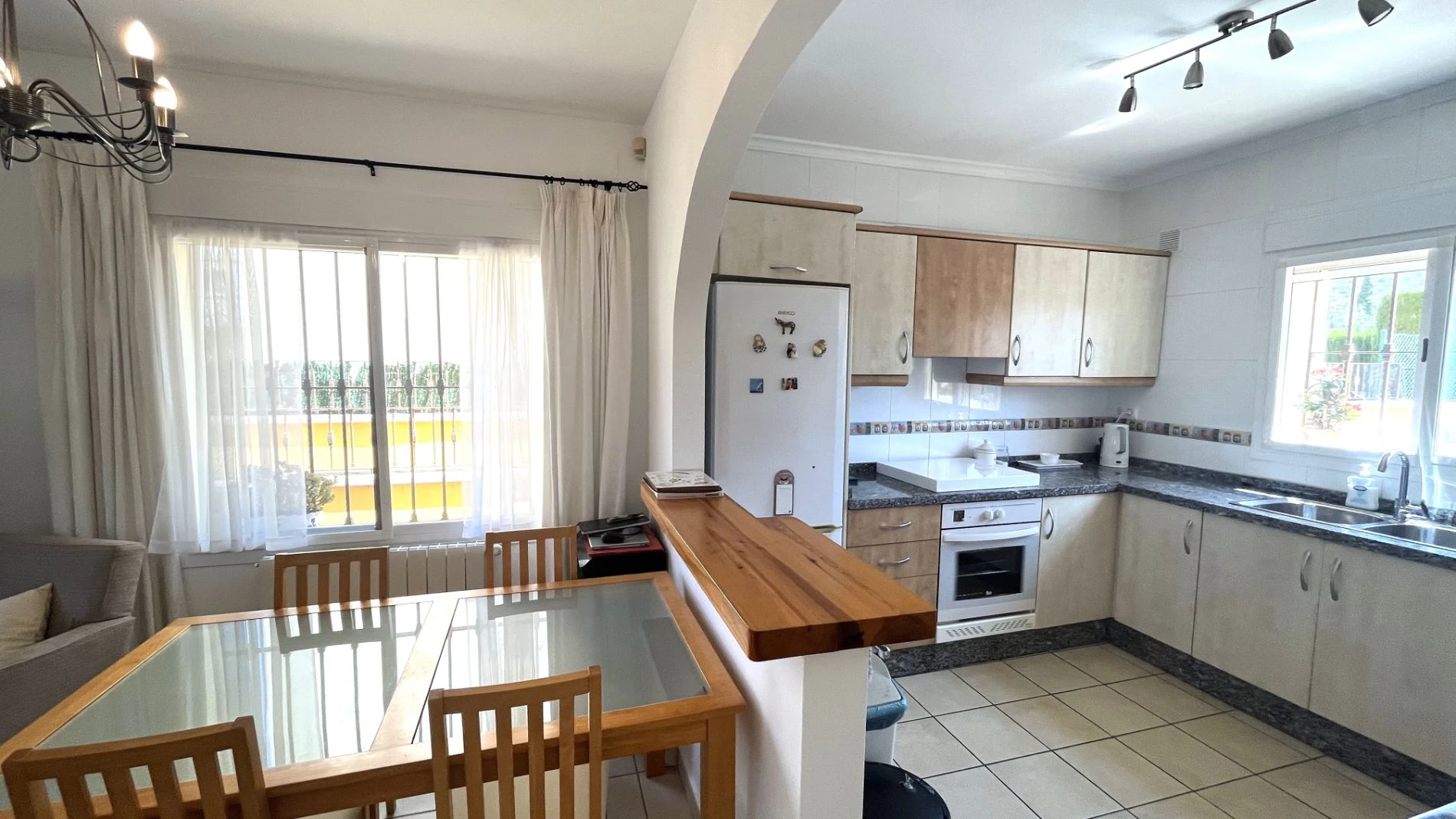 Modern, semi-detached, excellent location