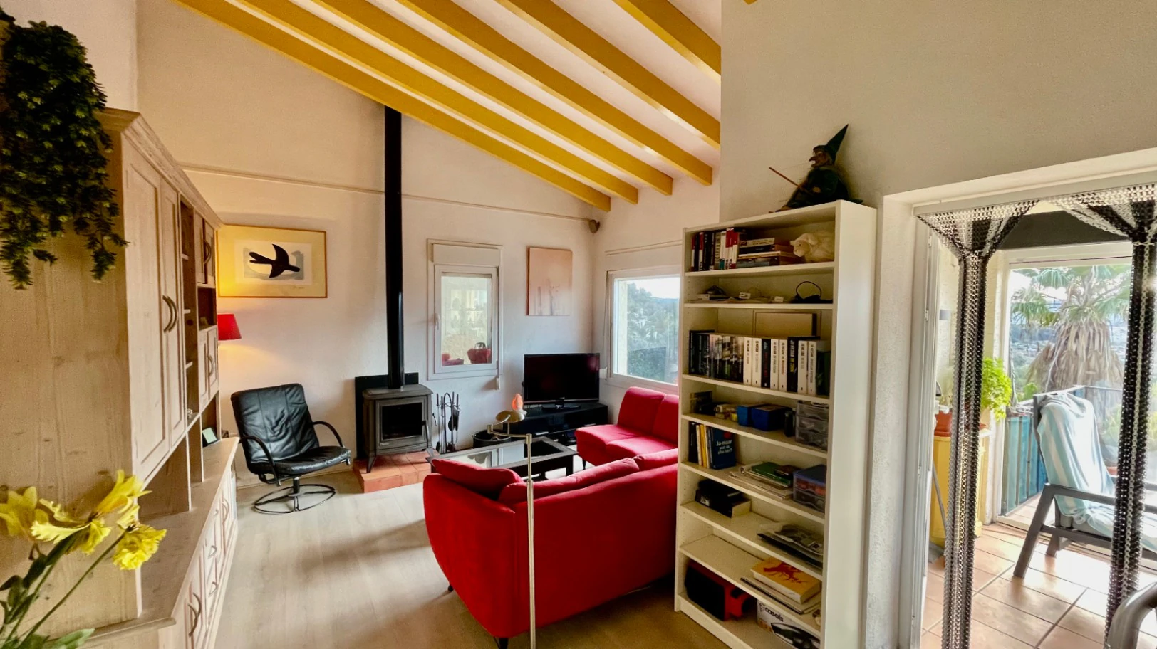 Villa for sale in Jalon: South-facing, separate guest apartment