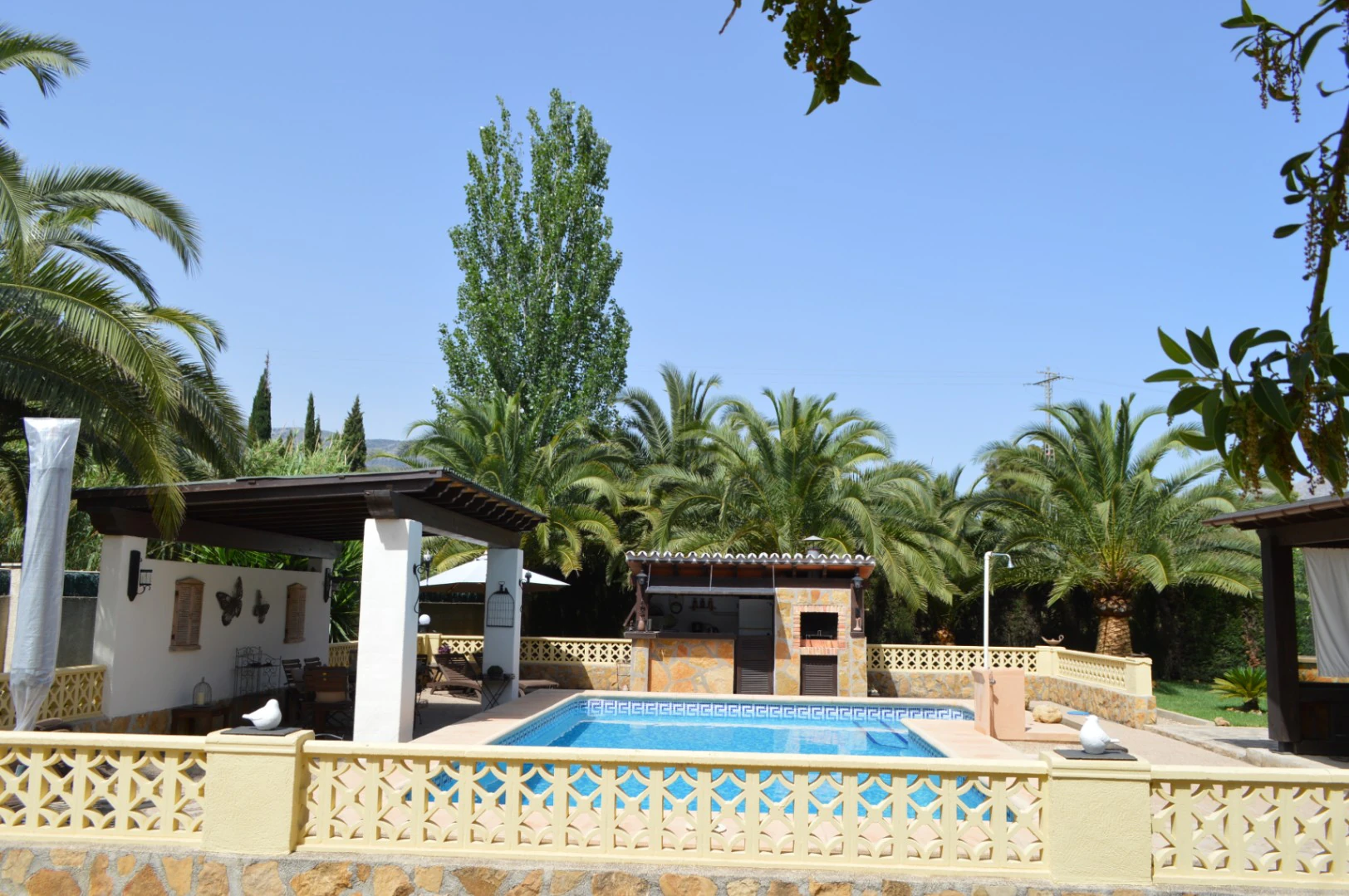 Villa for sale in Alcalali: Private, large south-facing plot, walking distance