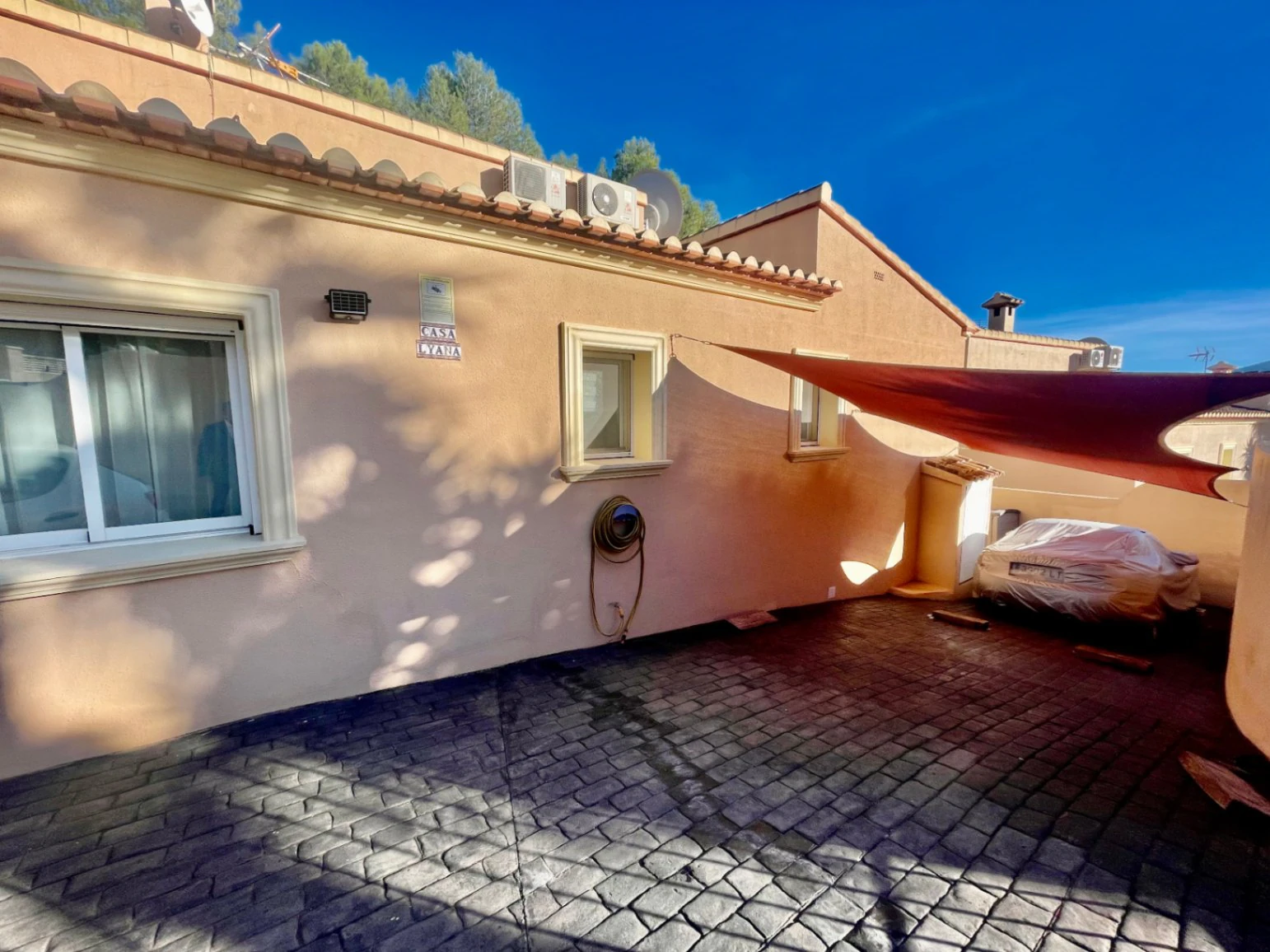 Villa for sale in Alcalali: South-facing, private