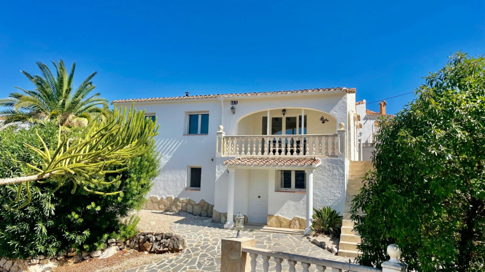 Villa for sale in Orba: Panoramic views, separate guest apartment