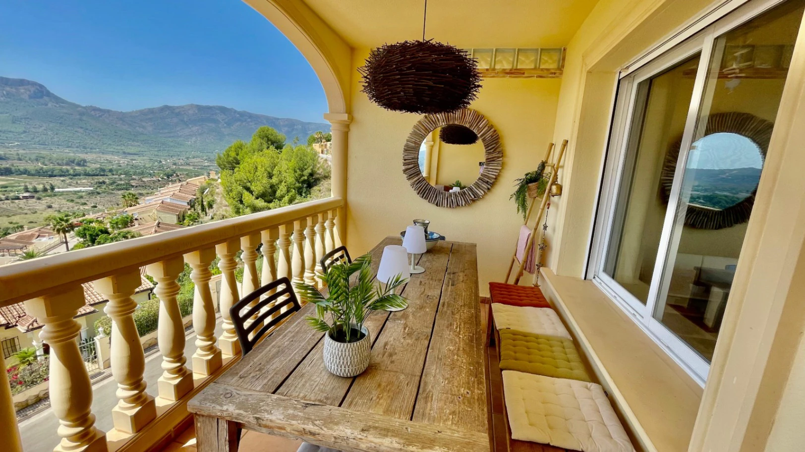 Modern townhouse for sale in Jalon: luxurious, stylish