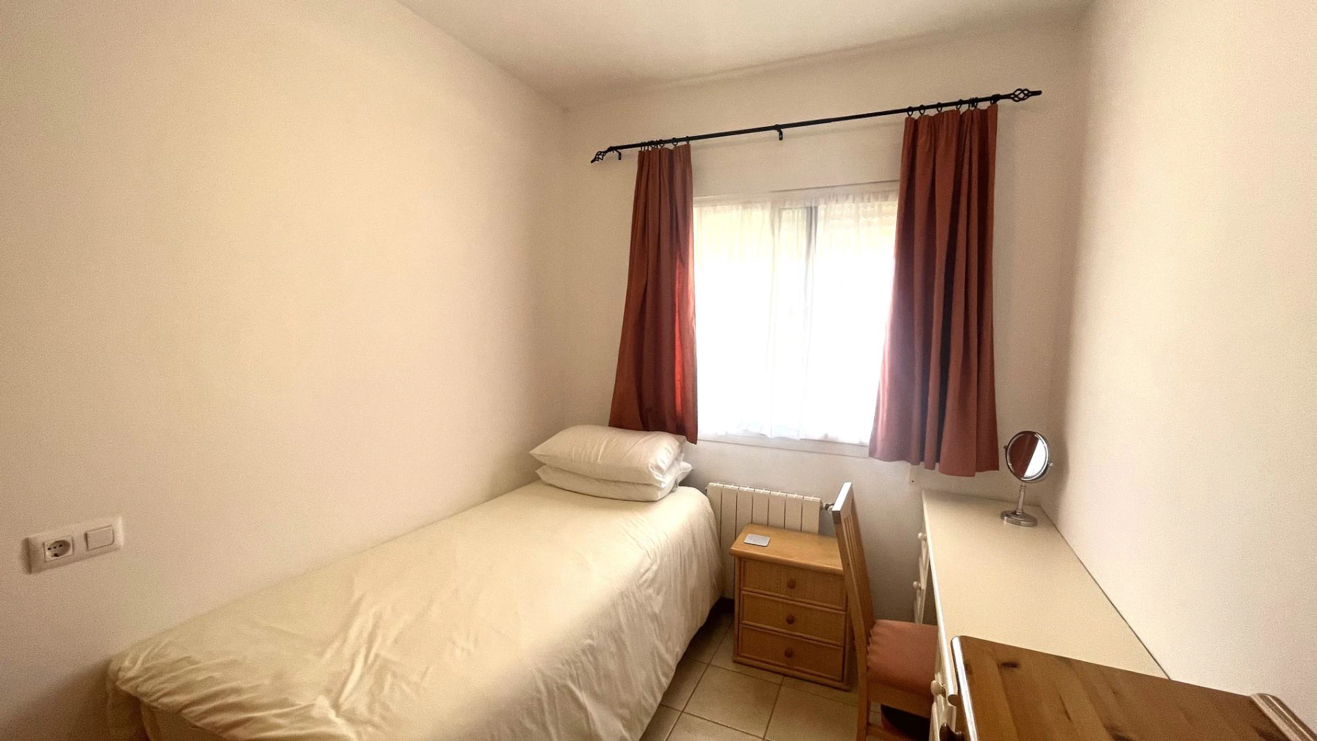 Modern, semi-detached, excellent location