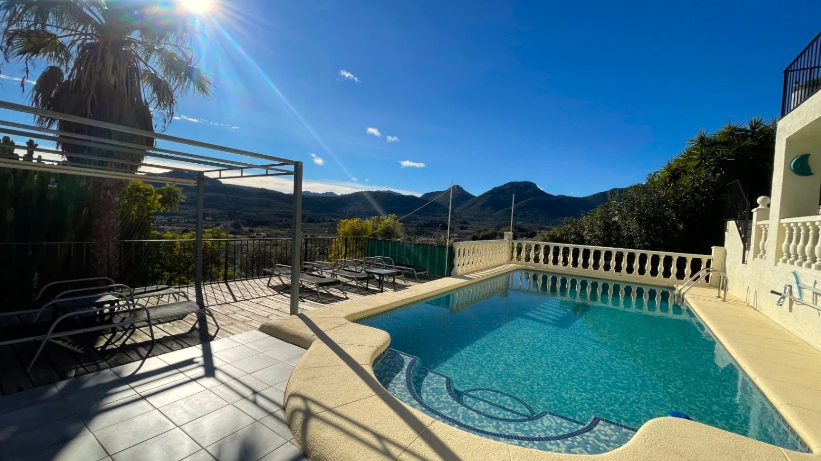 Villa for sale in Jalon: South-facing, separate guest apartment