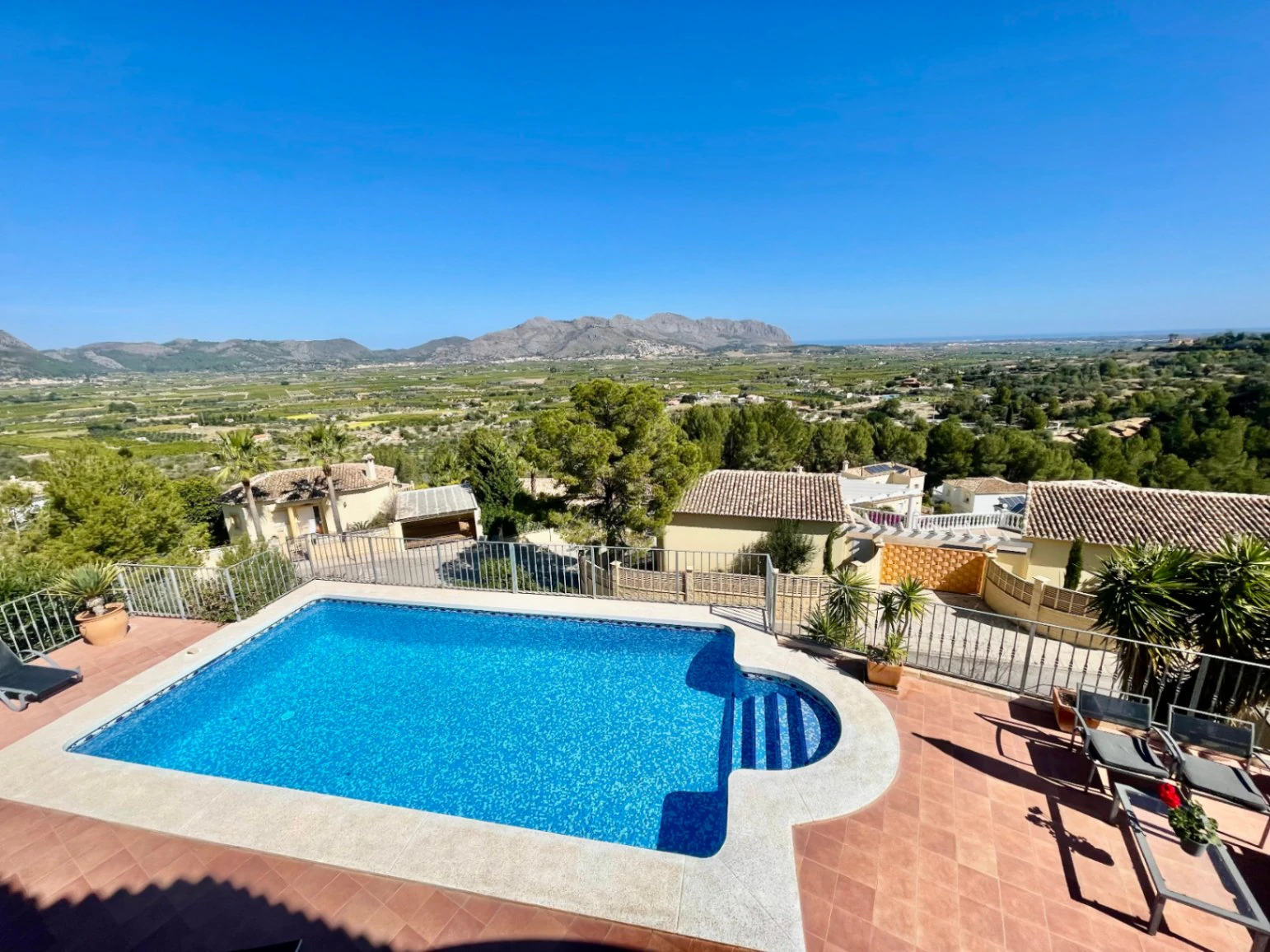Villa for sale in Orba: Fabulous views, separate apartment