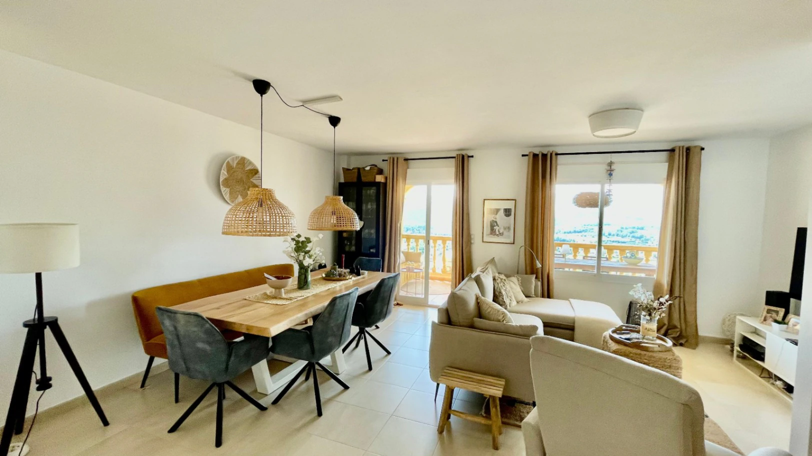 Modern townhouse for sale in Jalon: luxurious, stylish