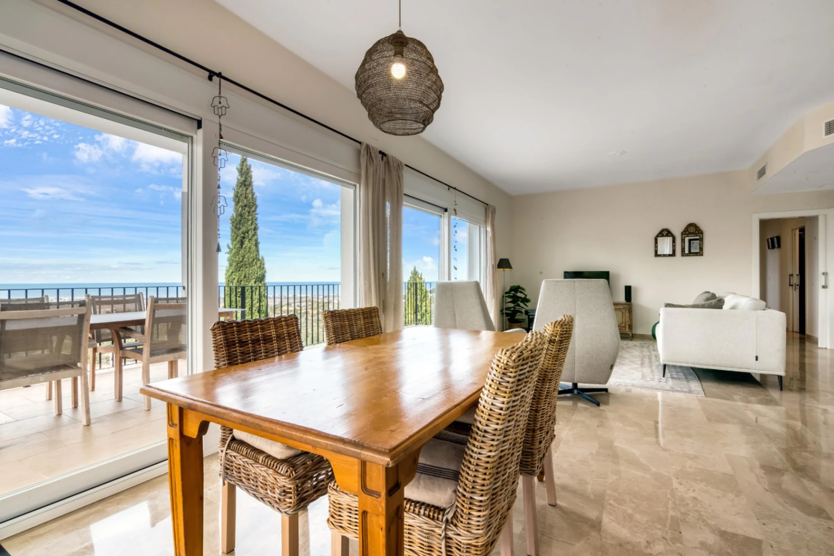 Villa for sale in Rafol: Modern, with sea views