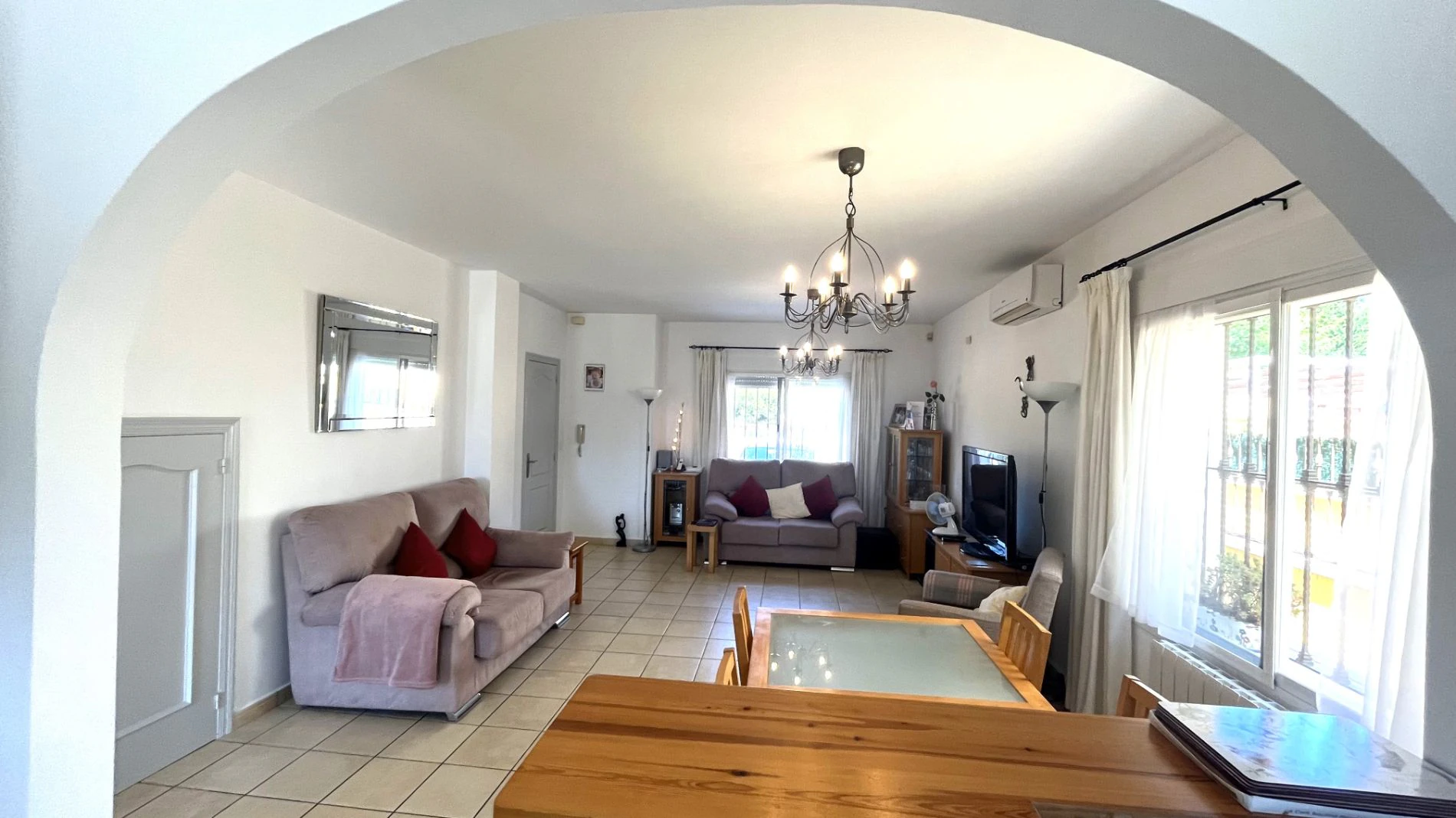 Modern, semi-detached, excellent location