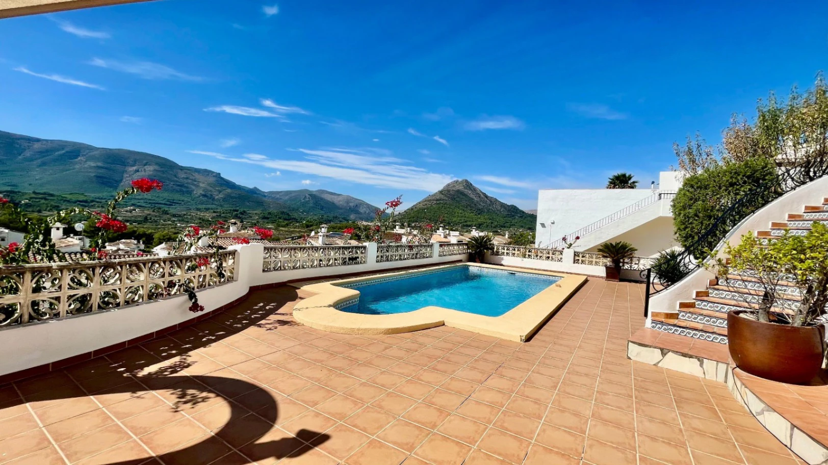 Villa for sale in Murla: Sought-after location, separate apartment